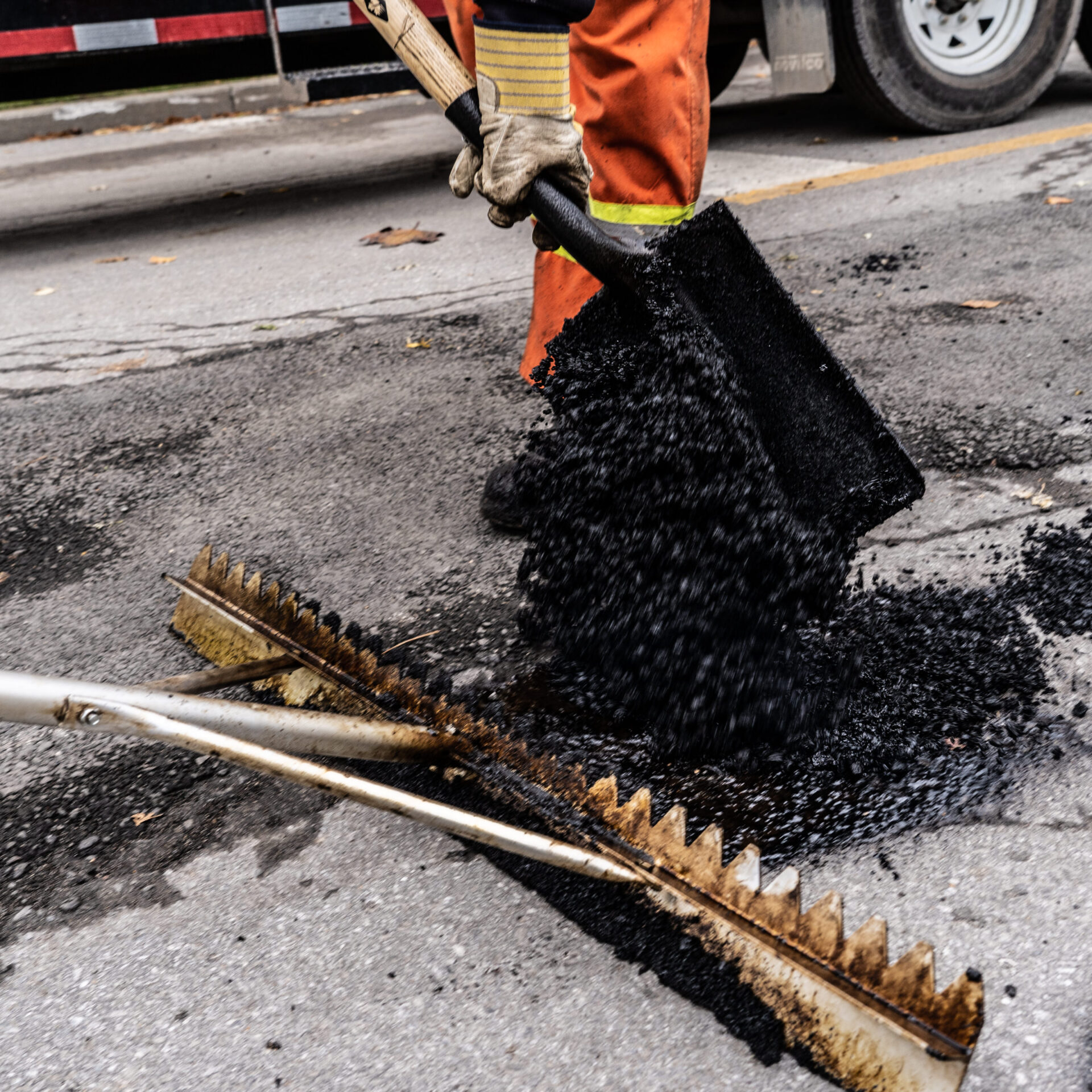 L’asphalte froid doit être compacté à la main. Photo gracieuseté  