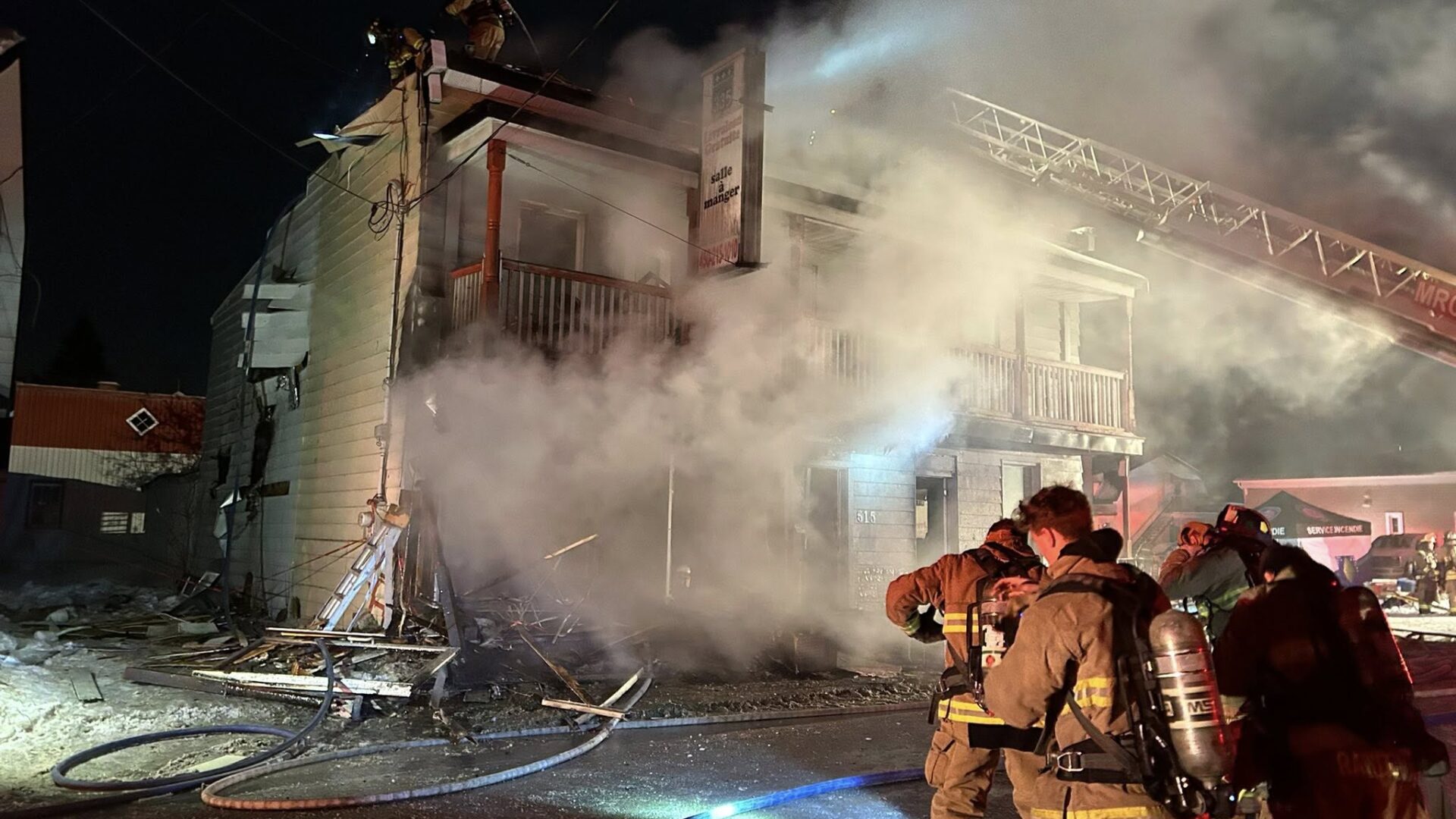 Le Resto 335 a été détruit par les flammes. (Photo Association des pompiers de Saint-Lin-Laurentides)