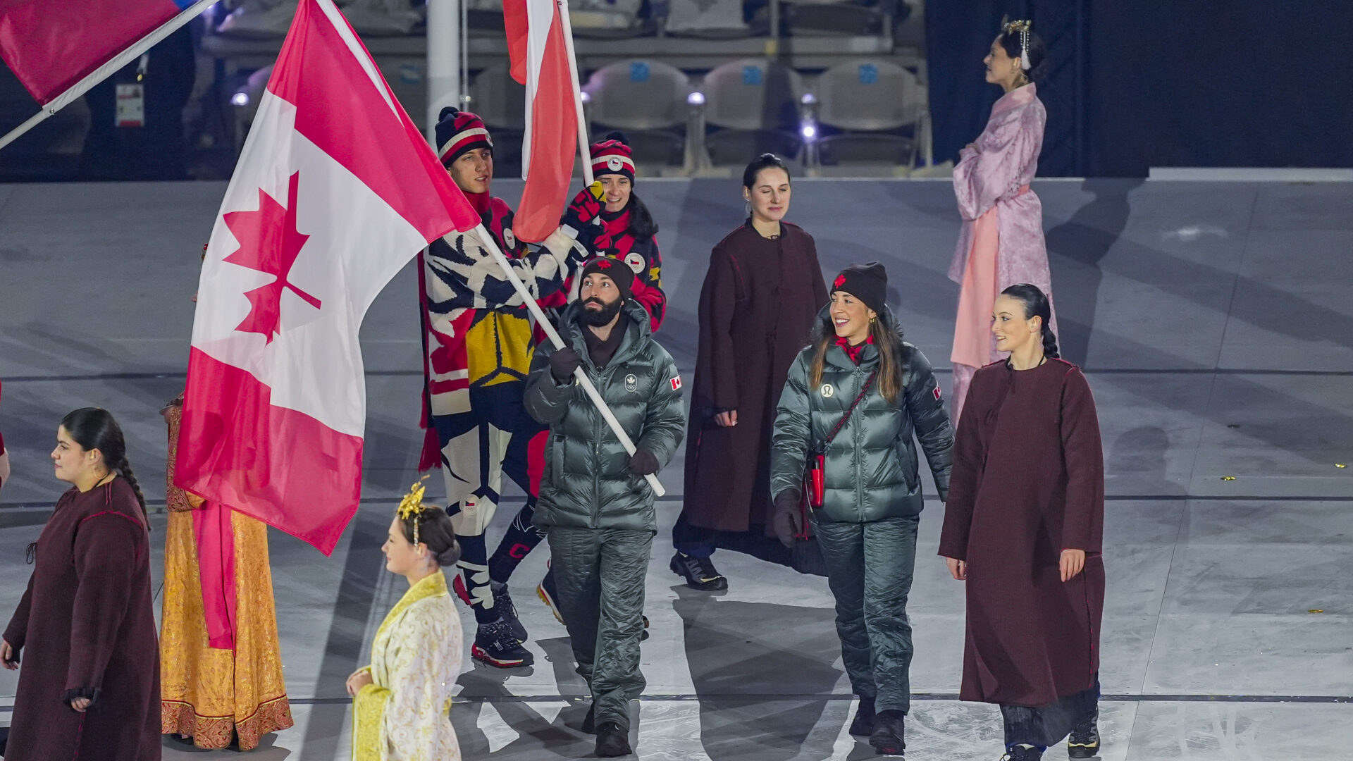 Steven Dubois porte le drapeau du Canada à la cérémonie de clôture. Photo gracieuseté Greg Kolz