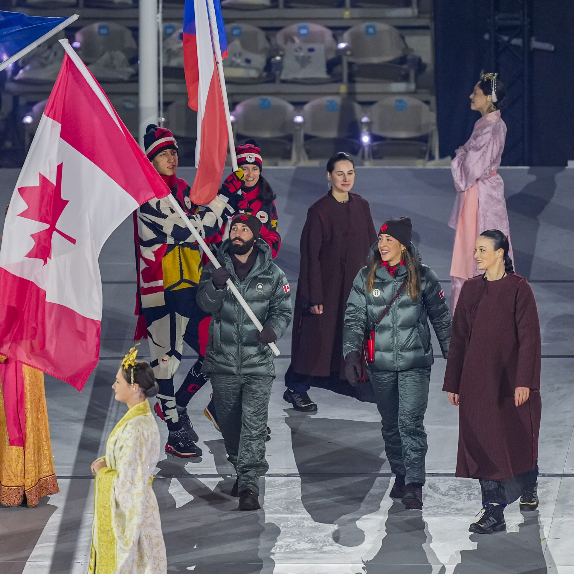 Steven Dubois porte le drapeau du Canada à la cérémonie de clôture. Photo gracieuseté Greg Kolz