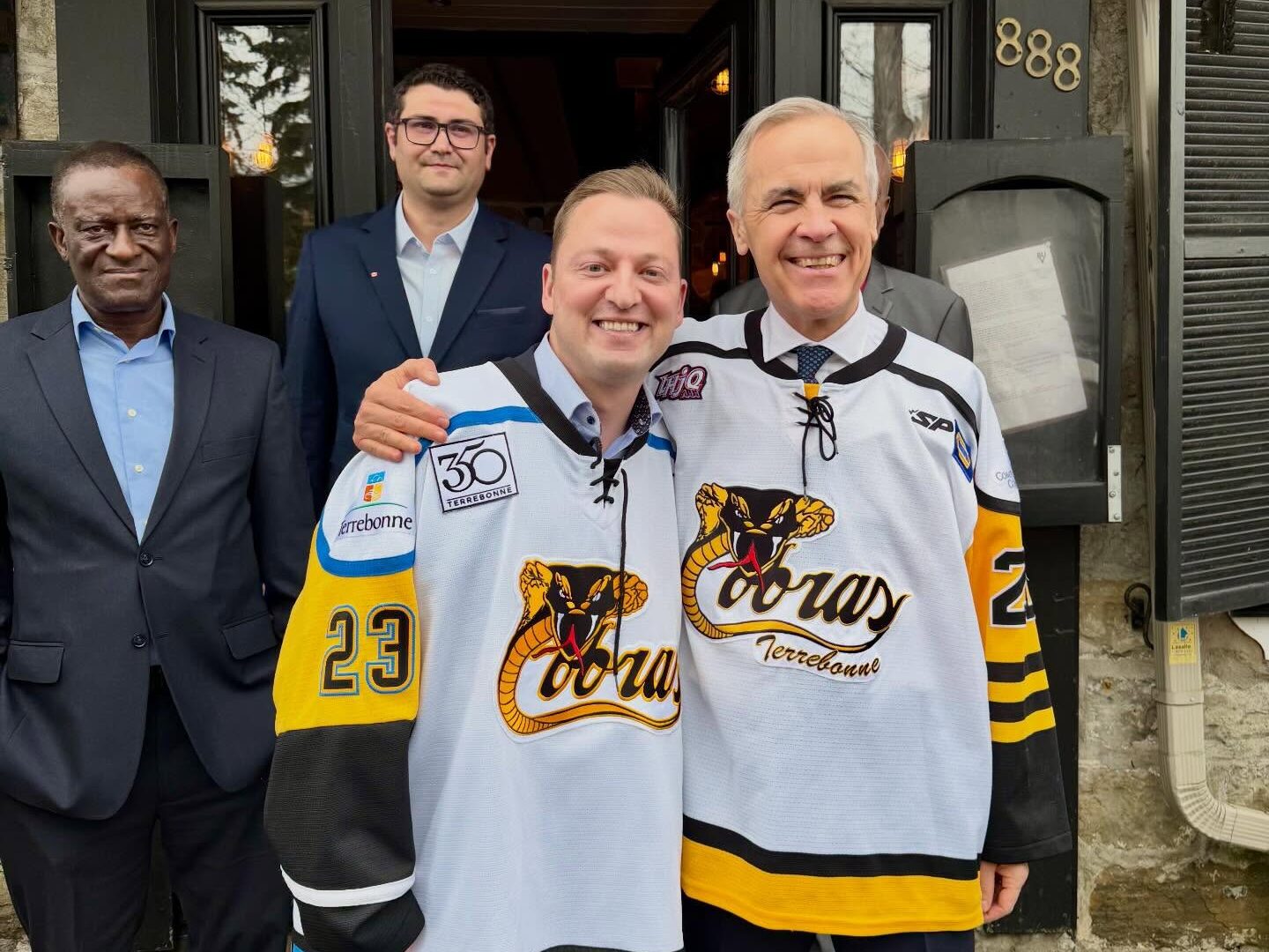 Mathieu Traversy et Mark Carney devant le restaurant la Buvette du Vieux-Terrebonne. (Photo Facebook Mathieu Traversy)
