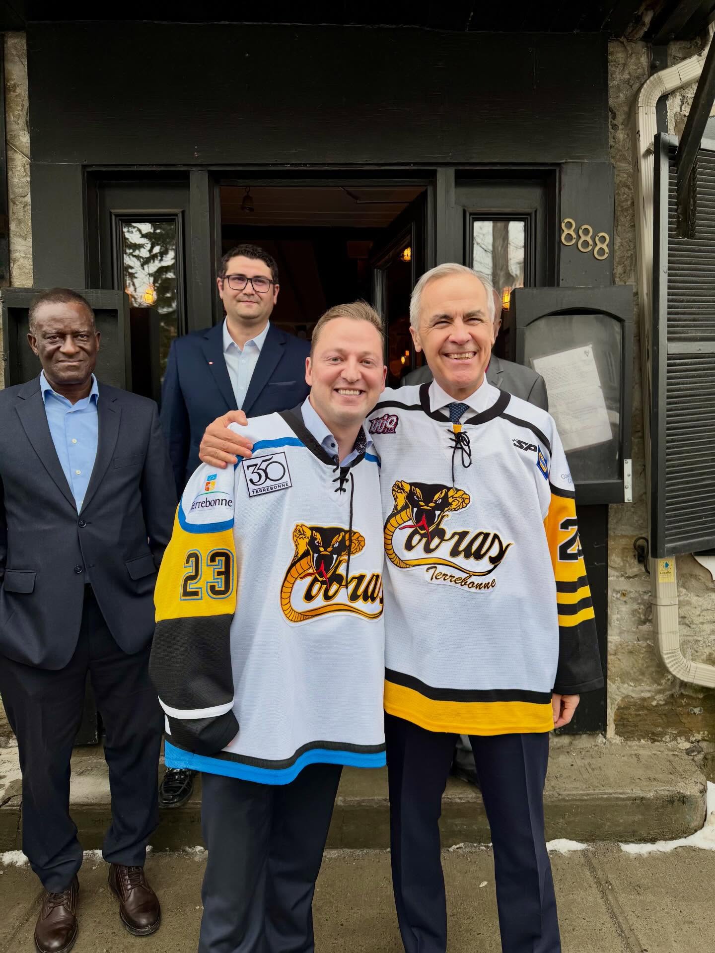 Mathieu Traversy et Mark Carney devant le restaurant la Buvette du Vieux-Terrebonne. (Photo Facebook Mathieu Traversy)