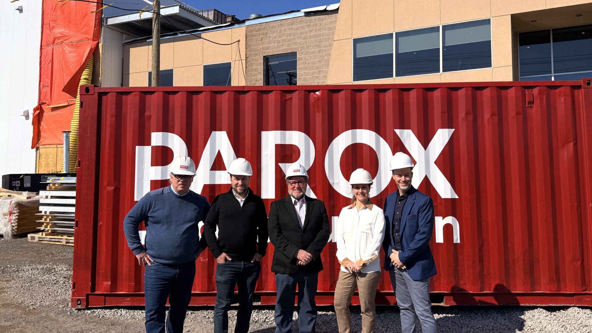 Les dignitaires et les propriétaires devant le futur four. (Photo gracieuseté) 