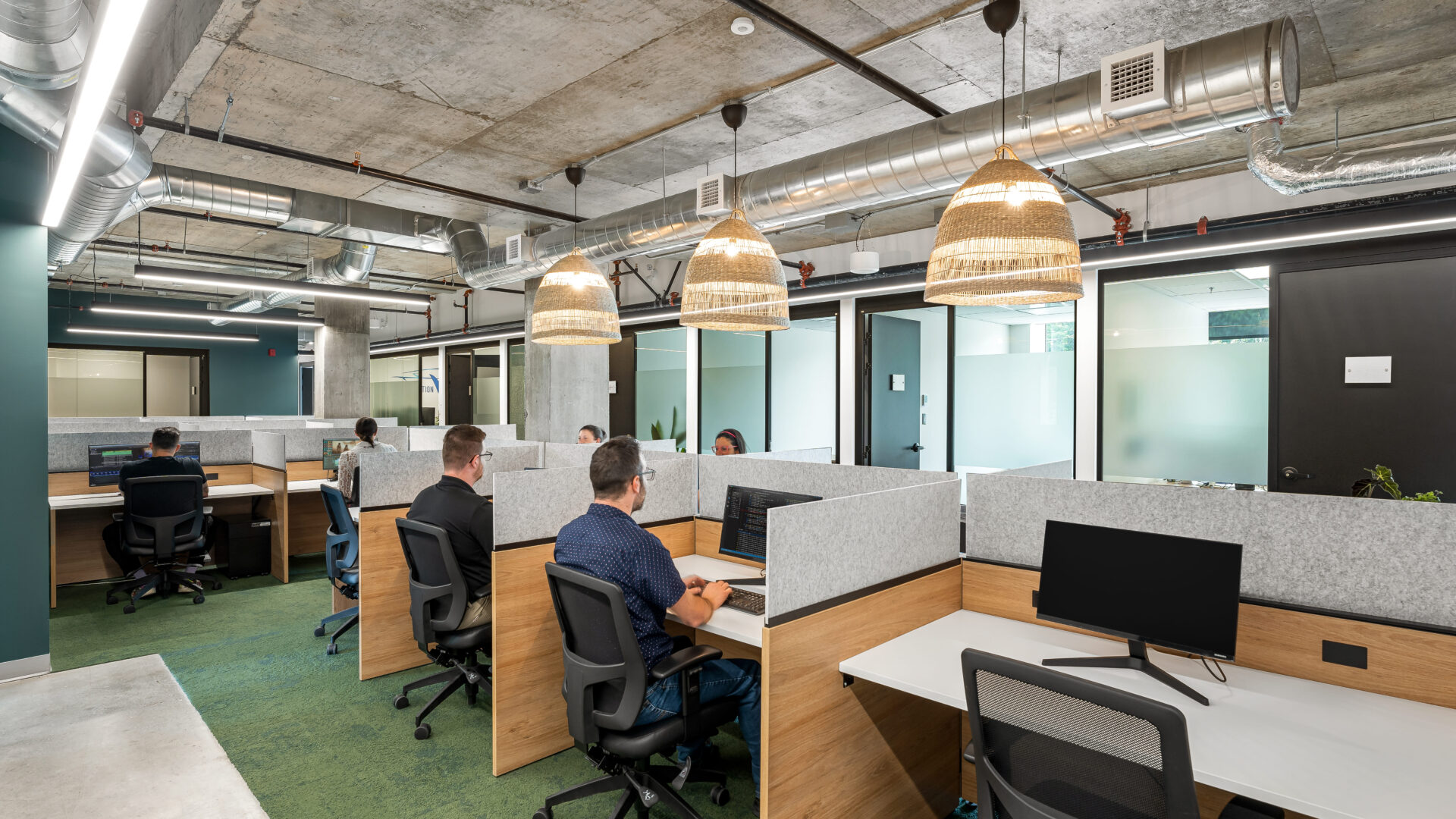 Les postes en aire ouverte complètent l’offre de bureaux individuels. Photo gracieuseté 2C2B