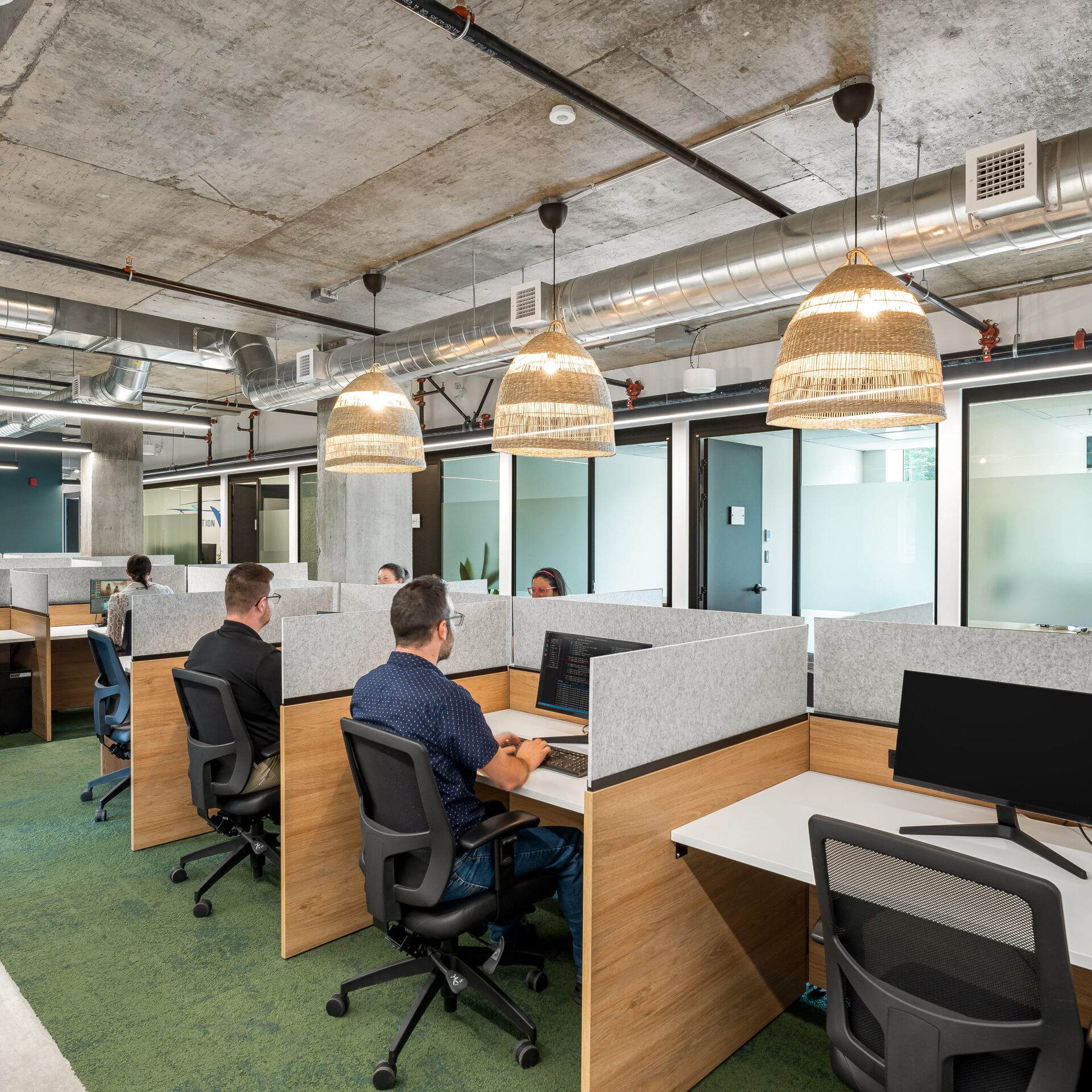 Les postes en aire ouverte complètent l’offre de bureaux individuels. Photo gracieuseté 2C2B