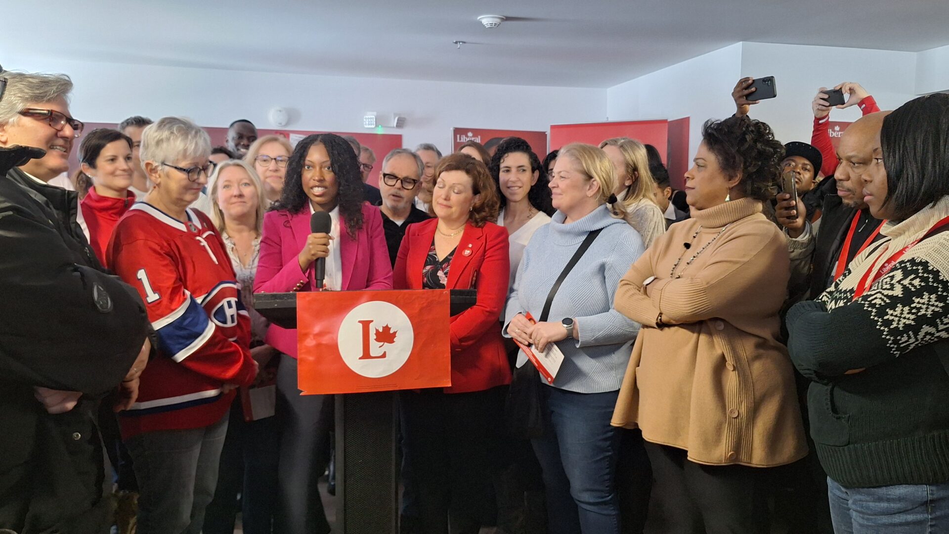 Tatiana Auguste était notamment accompagnée de Marjorie Michel, ministre de la Santé du Canada, lors de l’ouverture de son local de campagne.  Photo Médialo – Raphaël Isselet 