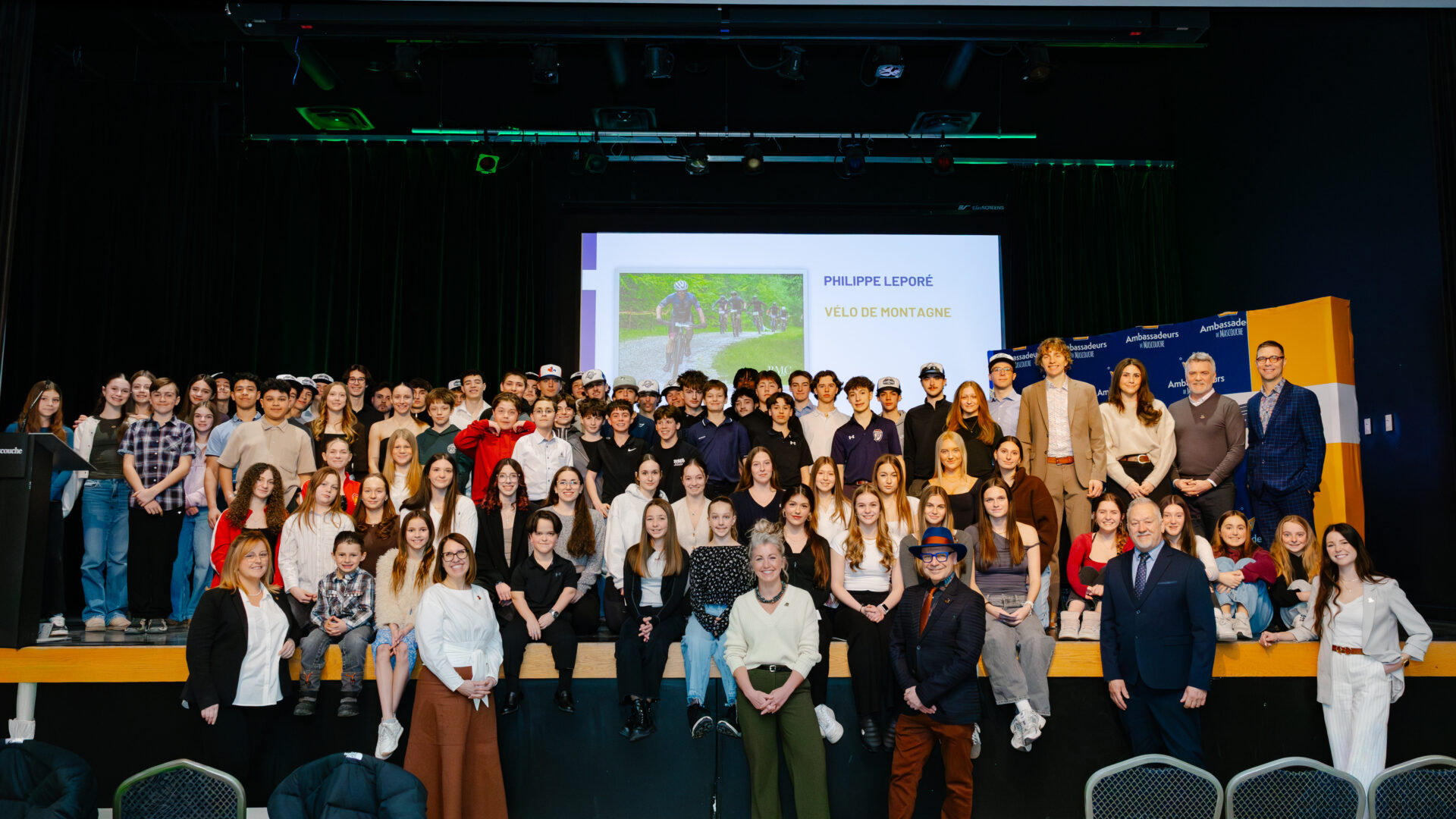 Les ambassadeurs et ambassadrices, Maya Labad et des membres du conseil municipal. ( Photo gracieuseté - Ville de Mascouche)