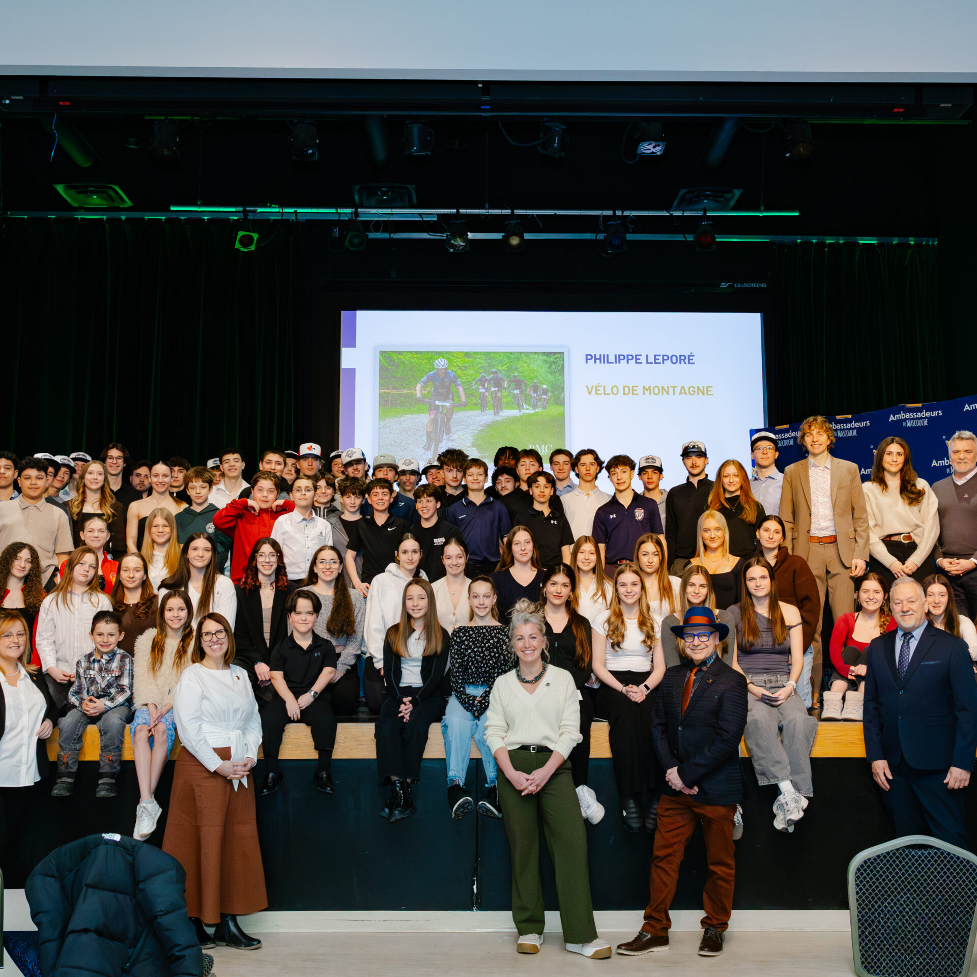 Les ambassadeurs et ambassadrices, Maya Labad et des membres du conseil municipal. ( Photo gracieuseté - Ville de Mascouche)
