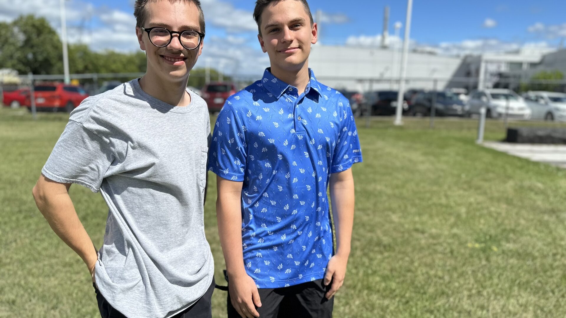 Maxim et Luc, deux étudiants prêts à bien des sacrifices pour travailler en plus de leurs études.  Photo Médialo Julien Tilmant