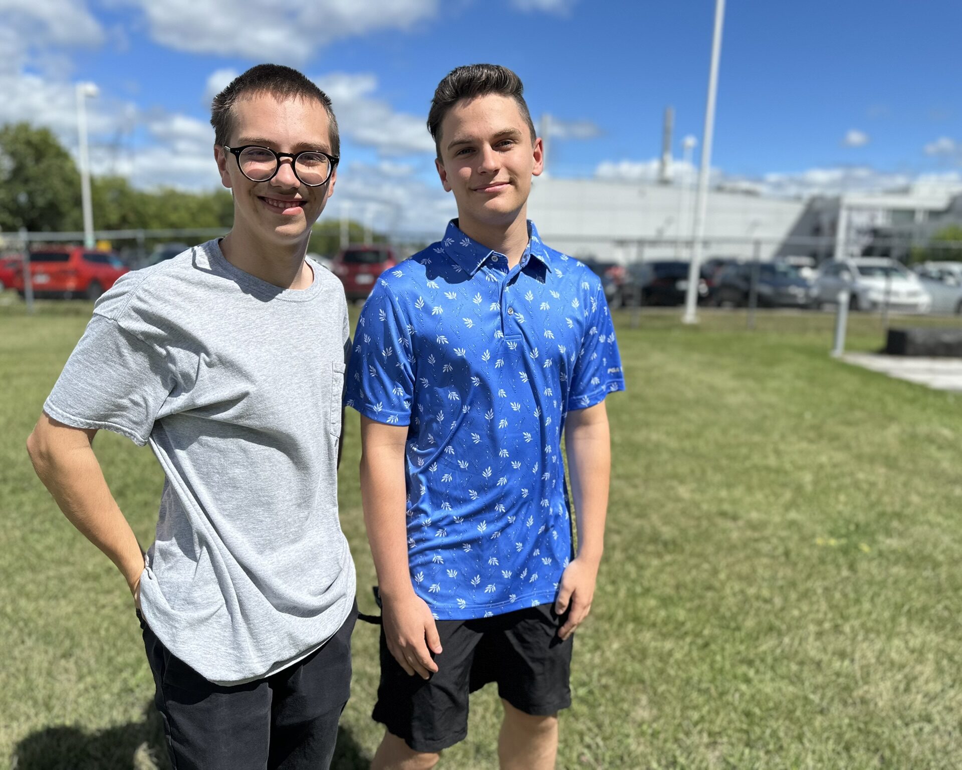 Maxim et Luc, deux étudiants prêts à bien des sacrifices pour travailler en plus de leurs études.  Photo Médialo Julien Tilmant