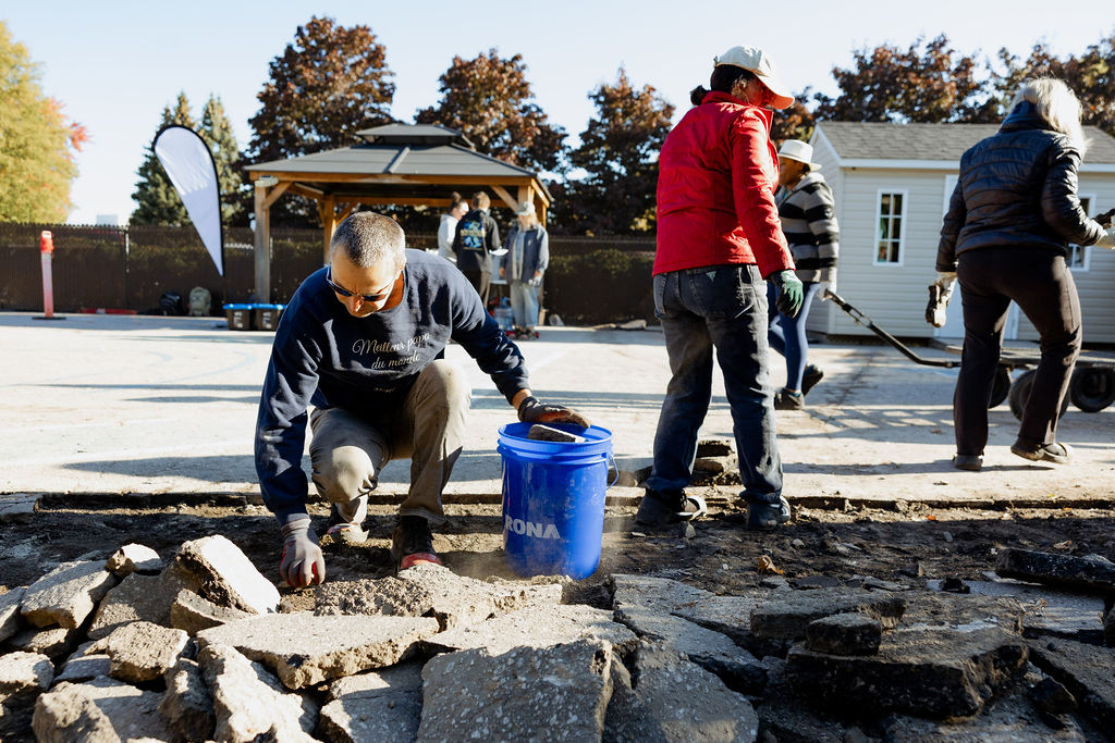 Le retrait de l'asphalte se fait à la main. (Photo gracieuseté) 