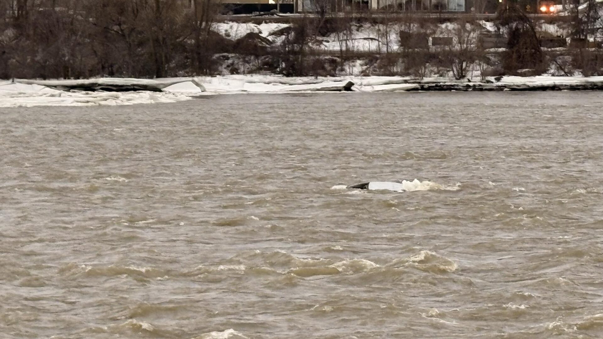 Une voiture s'est retrouvée dans la rivière des Milles-Îles à Terrebonne. (Photo Facebook Zacharie Bienvenue)