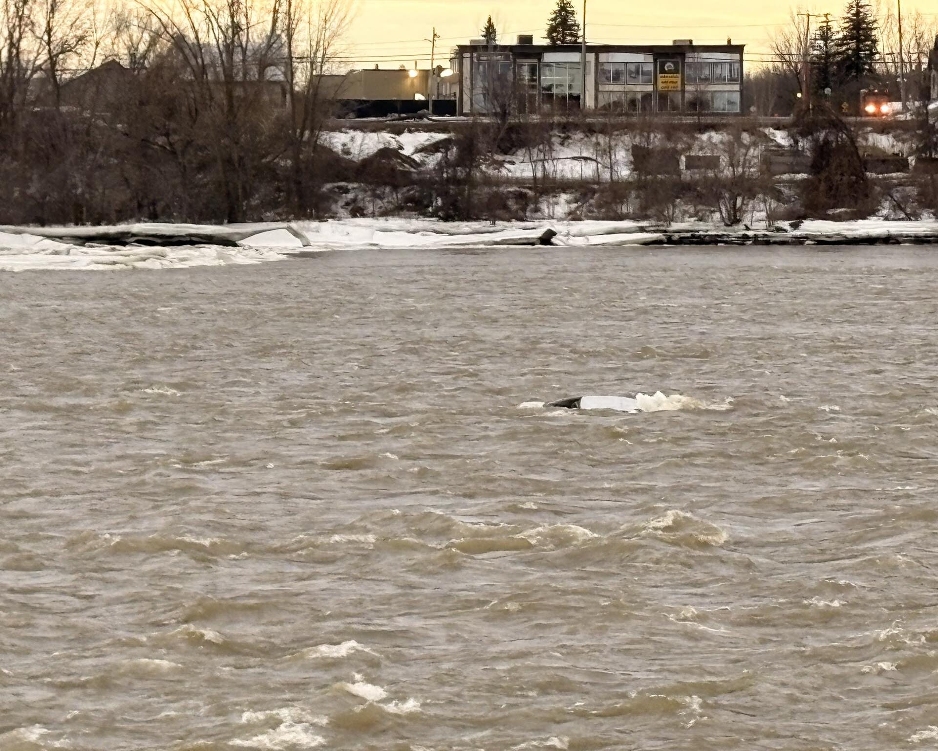 Une voiture s'est retrouvée dans la rivière des Milles-Îles à Terrebonne. (Photo Facebook Zacharie Bienvenue)