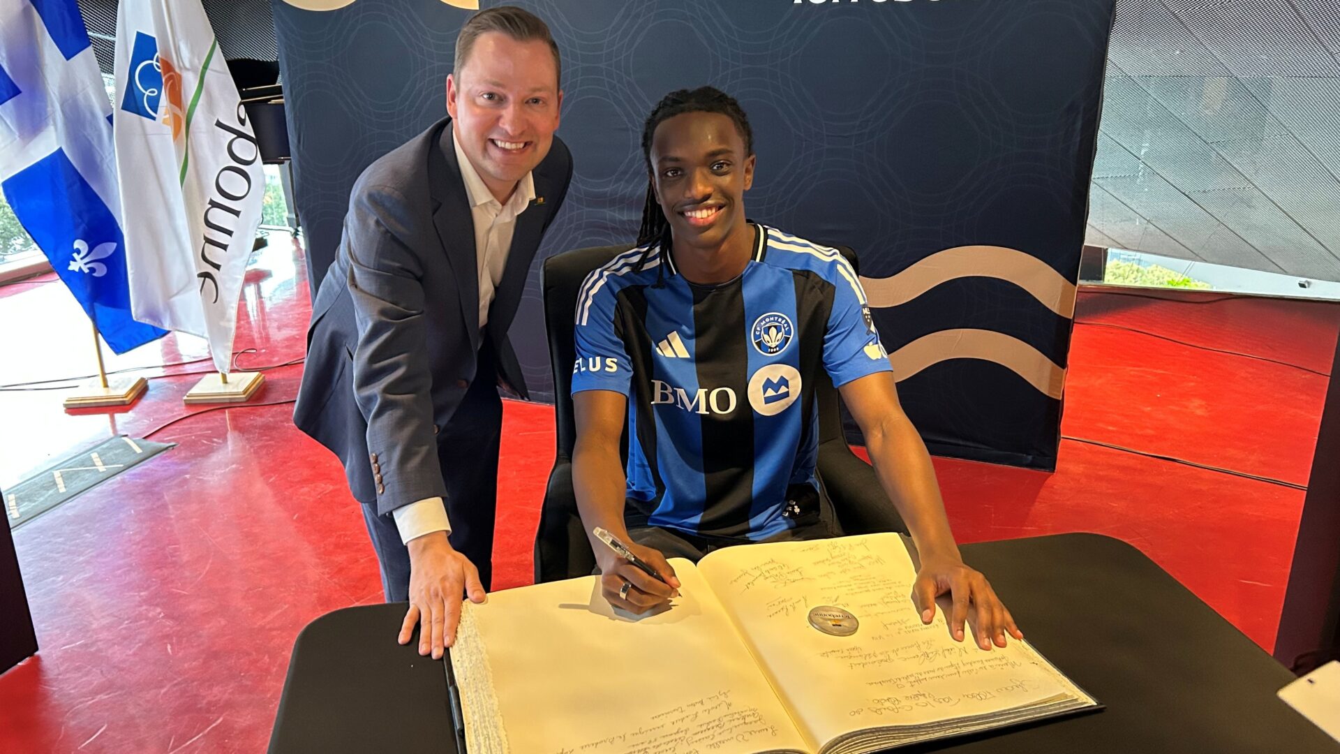 Mathieu Traversy et Josh Duc Ntezirayo lors de sa signature. Photo Médialo – Sabrina Quesnel-Bolduc 