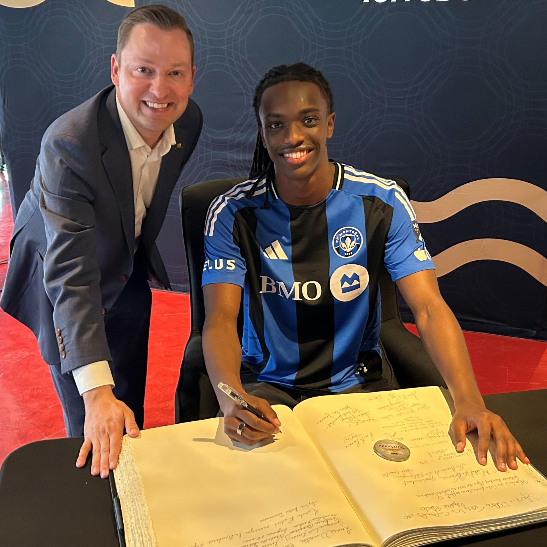 Mathieu Traversy et Josh Duc Ntezirayo lors de sa signature. Photo Médialo – Sabrina Quesnel-Bolduc 