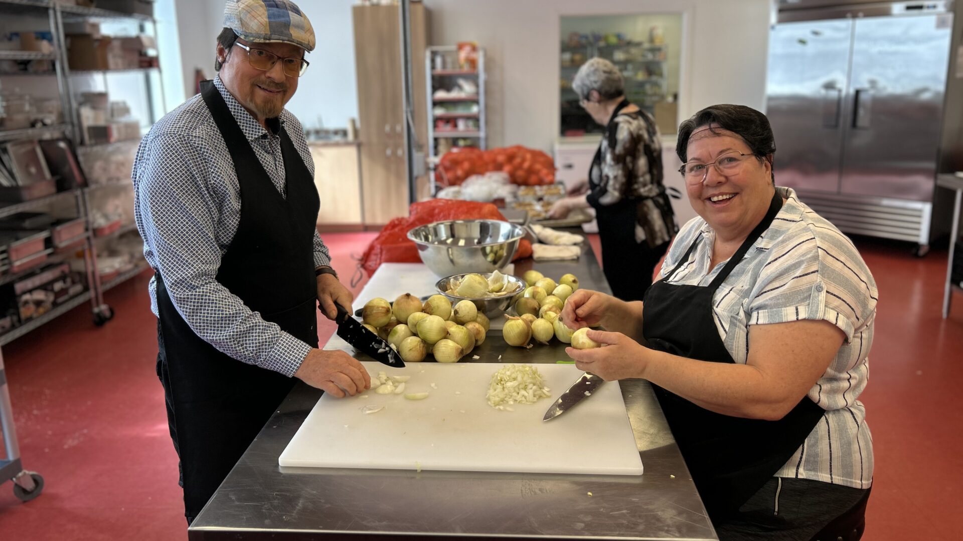 Gilles et Gisèle dans la cuisine collective. Photo Médialo - Sabrina Quesnel-Bolduc.