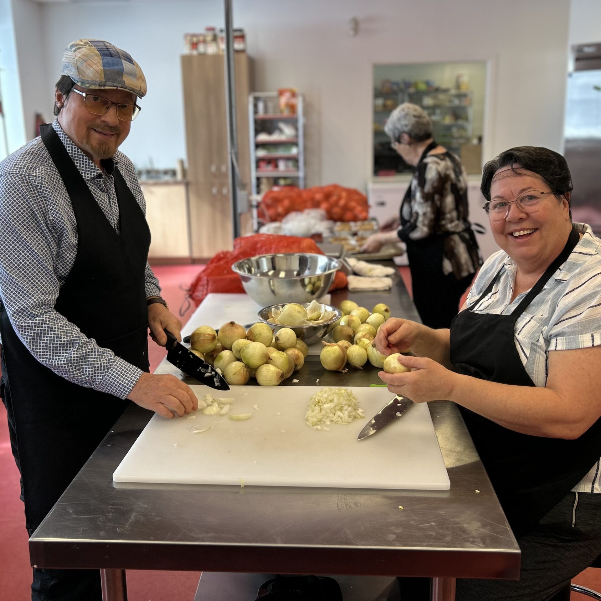 Gilles et Gisèle dans la cuisine collective. Photo Médialo - Sabrina Quesnel-Bolduc.