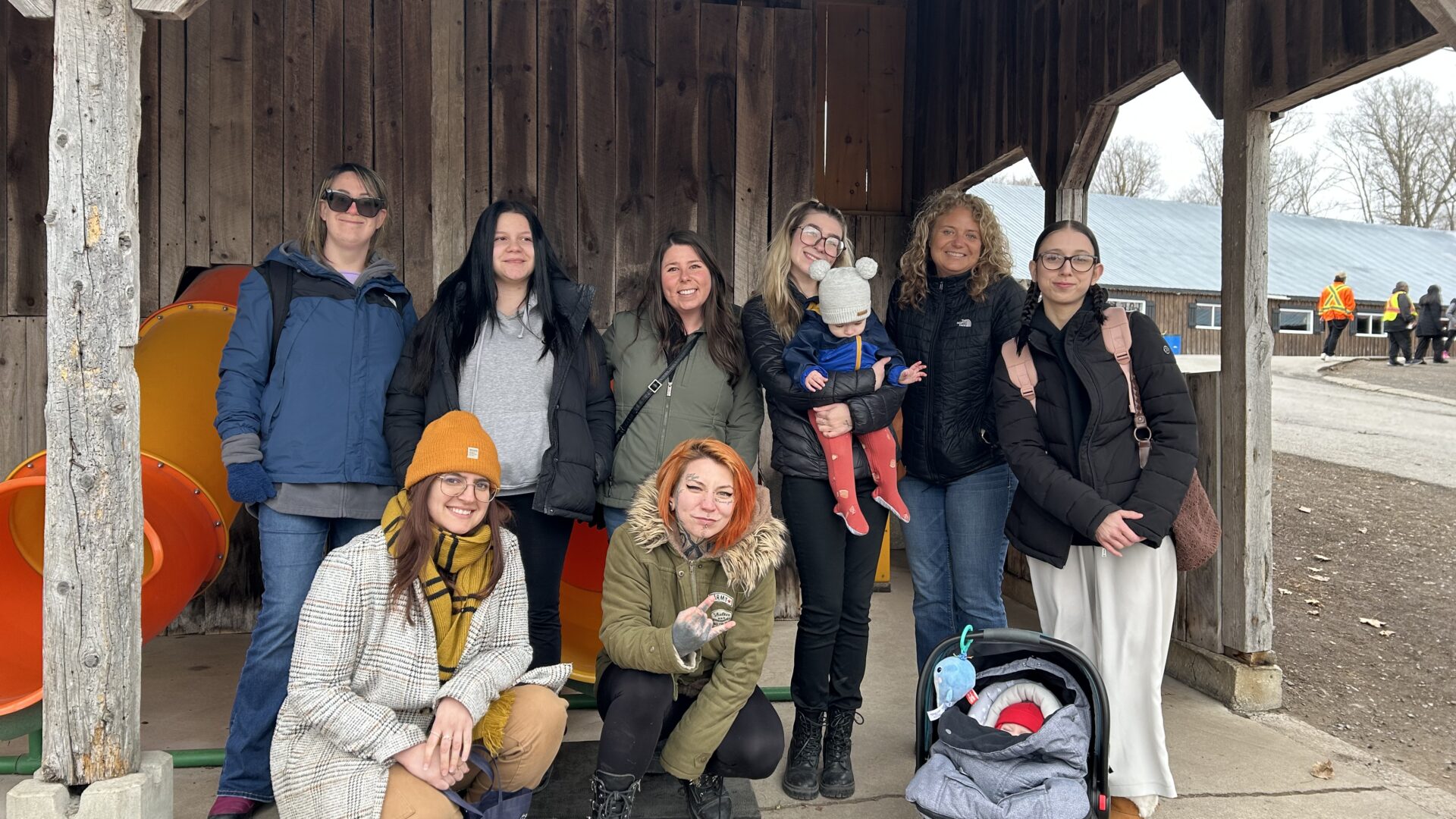 L’équipe de MOMS ainsi que deux mères. Photo gracieuseté 