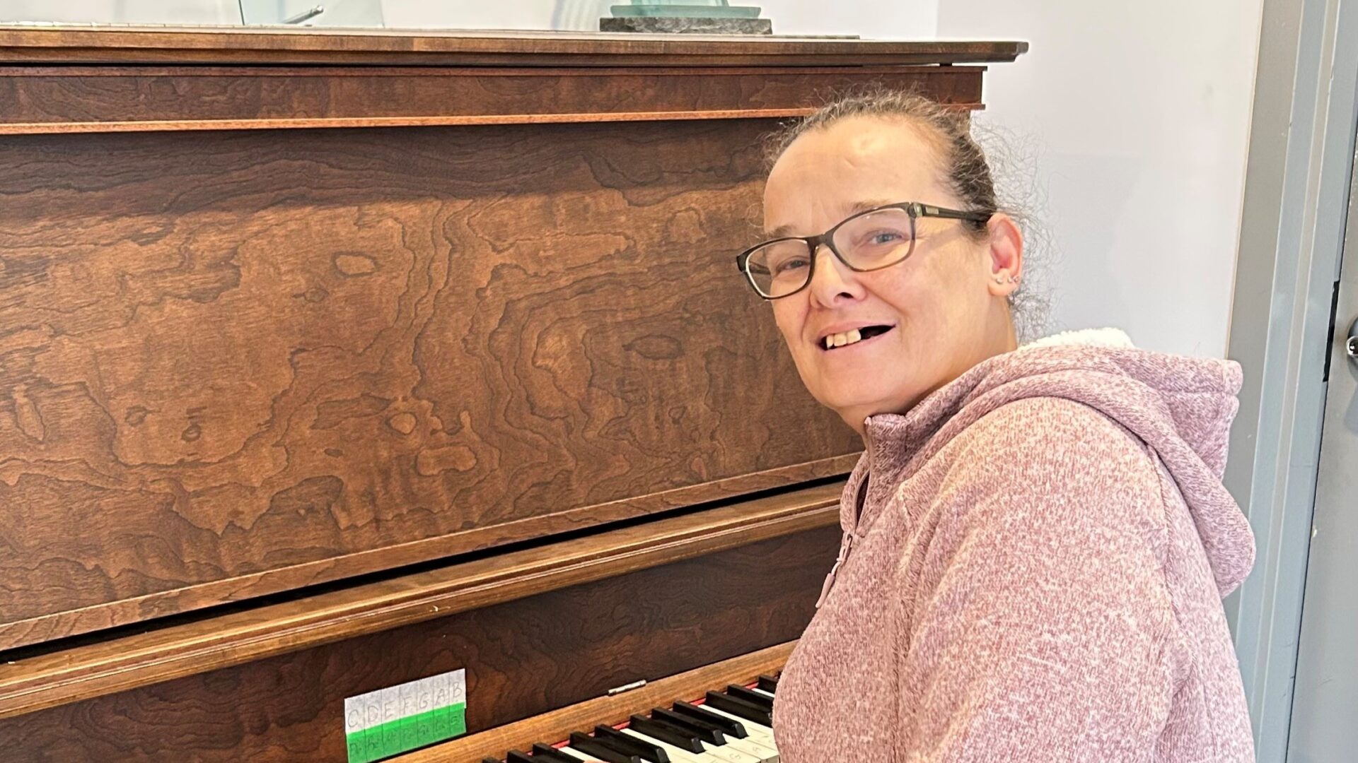 Manon, paire aidante à la Hutte. Photo Médialo - Sabrina Quesnel-Bolduc