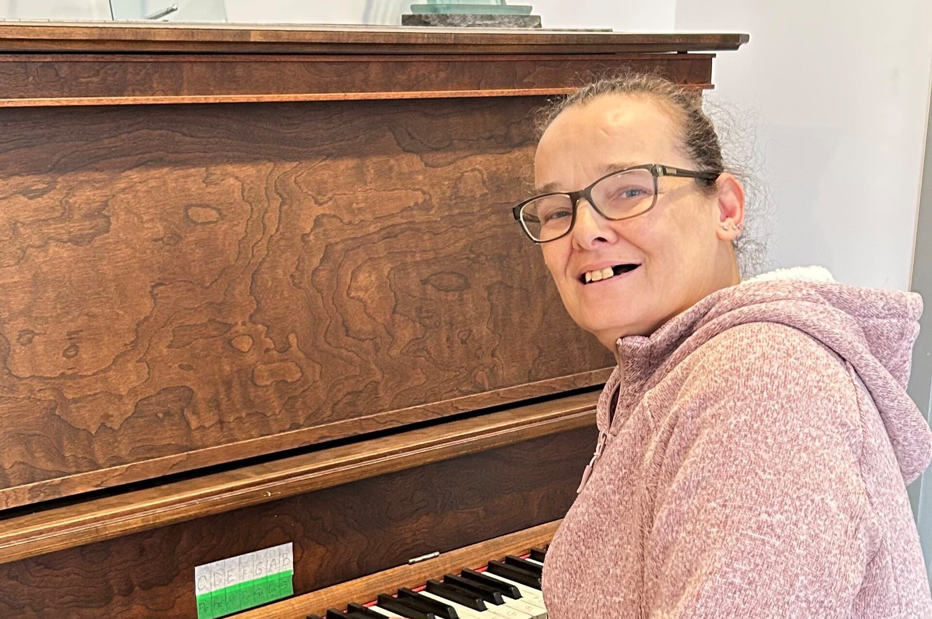 Manon, paire aidante à la Hutte. Photo Médialo - Sabrina Quesnel-Bolduc