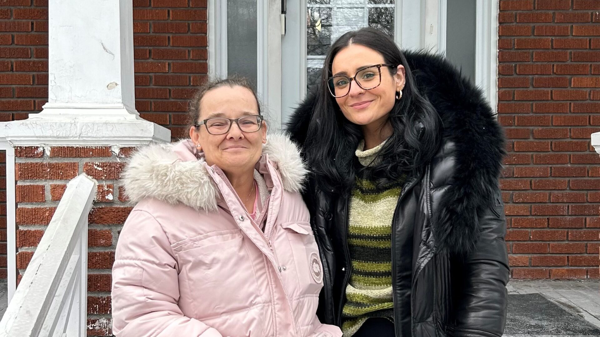 @BV : Manon et Sandra devant la Hutte. Photo Médialo – Sabrina Quesnel-Bolduc 