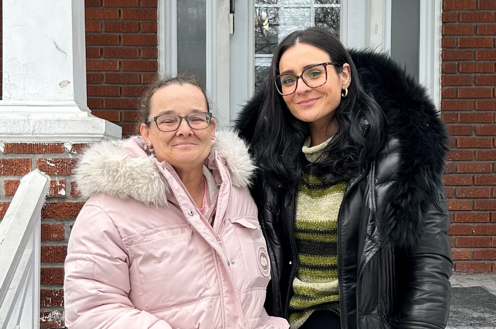 Manon et Sandra devant la Hutte. Photo Médialo – Sabrina Quesnel-Bolduc 