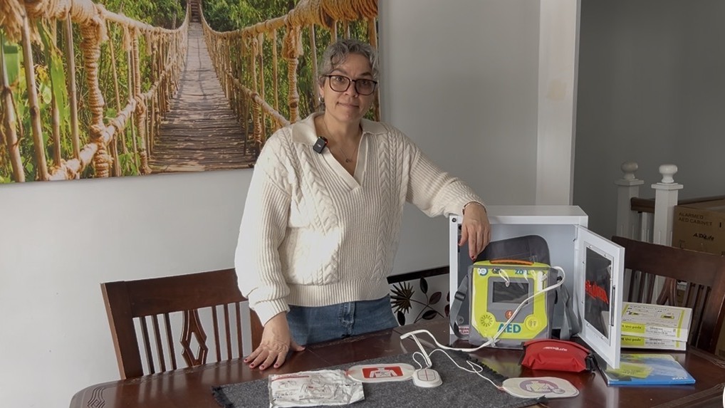 Jennifer Jault démontre comment utiliser le défibrillateur. Photo Médialo – Sabrina Quesnel-Bolduc 