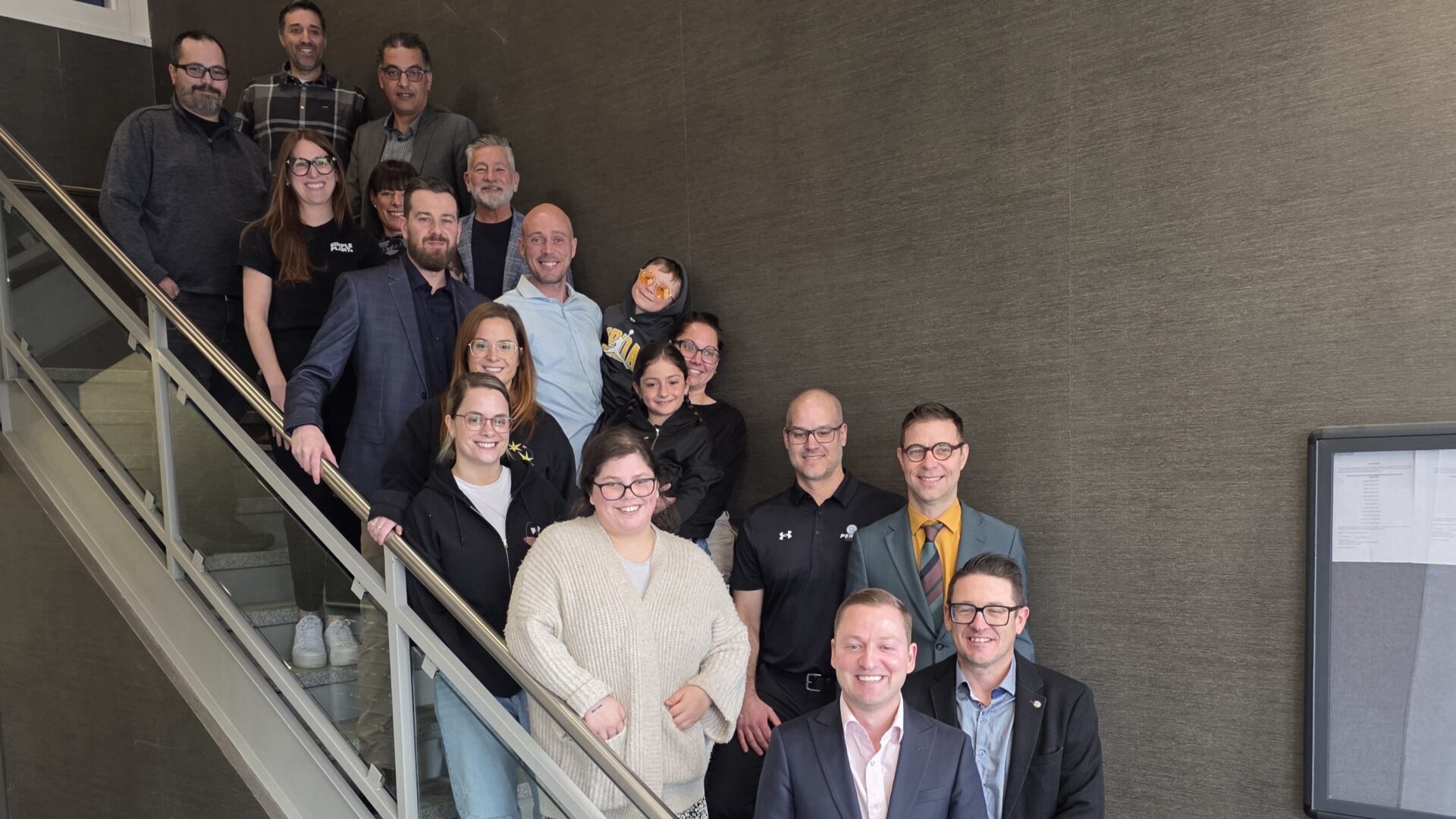 Les lauréats du Défi OSEntreprendre et les coups de cœur, le maire de Terrebonne Mathieu Traversy, le maire de Mascouche Guillaume Tremblay et le directeur général de la MRC Les Moulins Alexandre Bourdeau. Photo Médialo - Alec Brideau 
