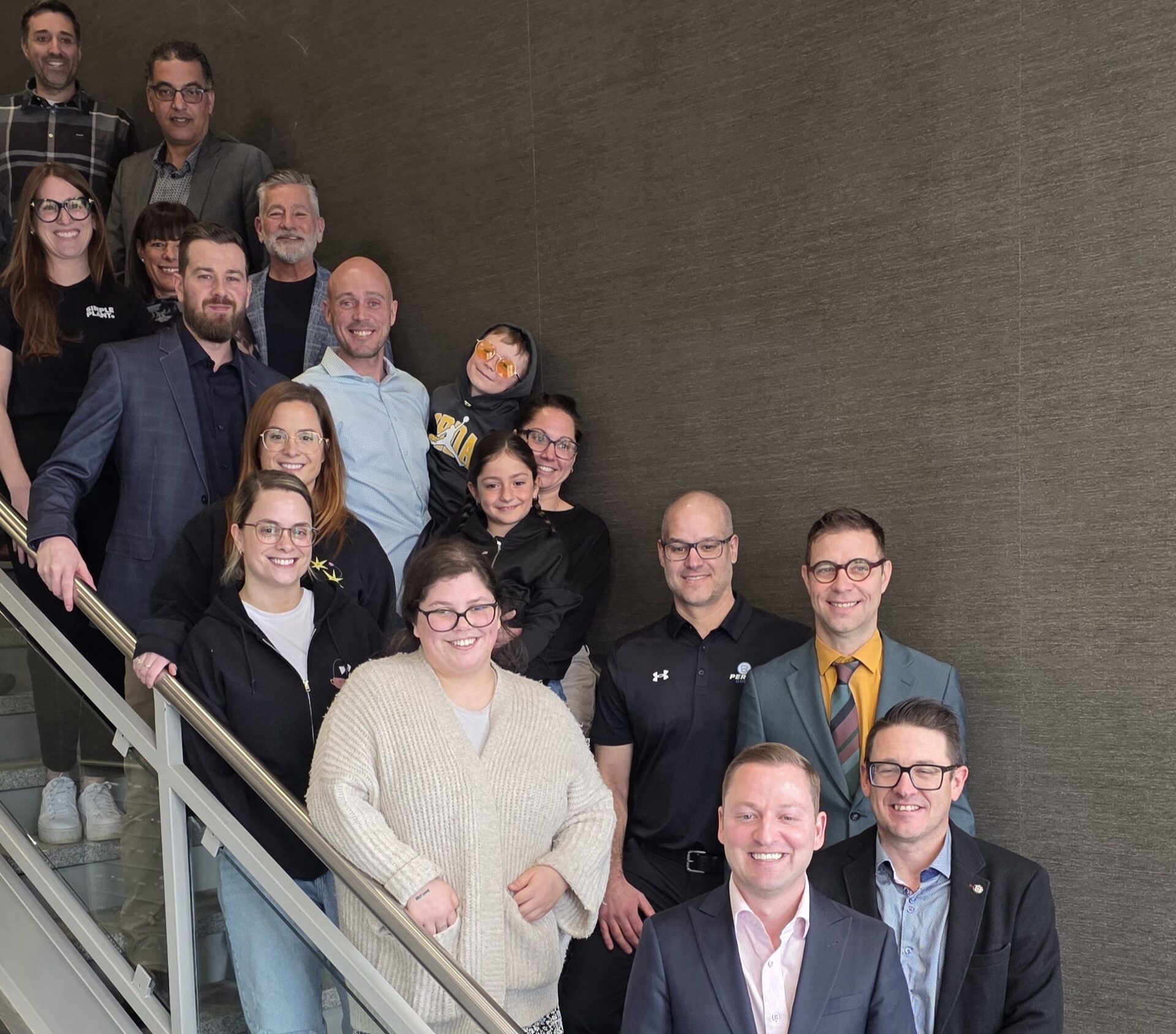 Les lauréats du Défi OSEntreprendre et les coups de cœur, le maire de Terrebonne Mathieu Traversy, le maire de Mascouche Guillaume Tremblay et le directeur général de la MRC Les Moulins Alexandre Bourdeau. Photo Médialo - Alec Brideau 