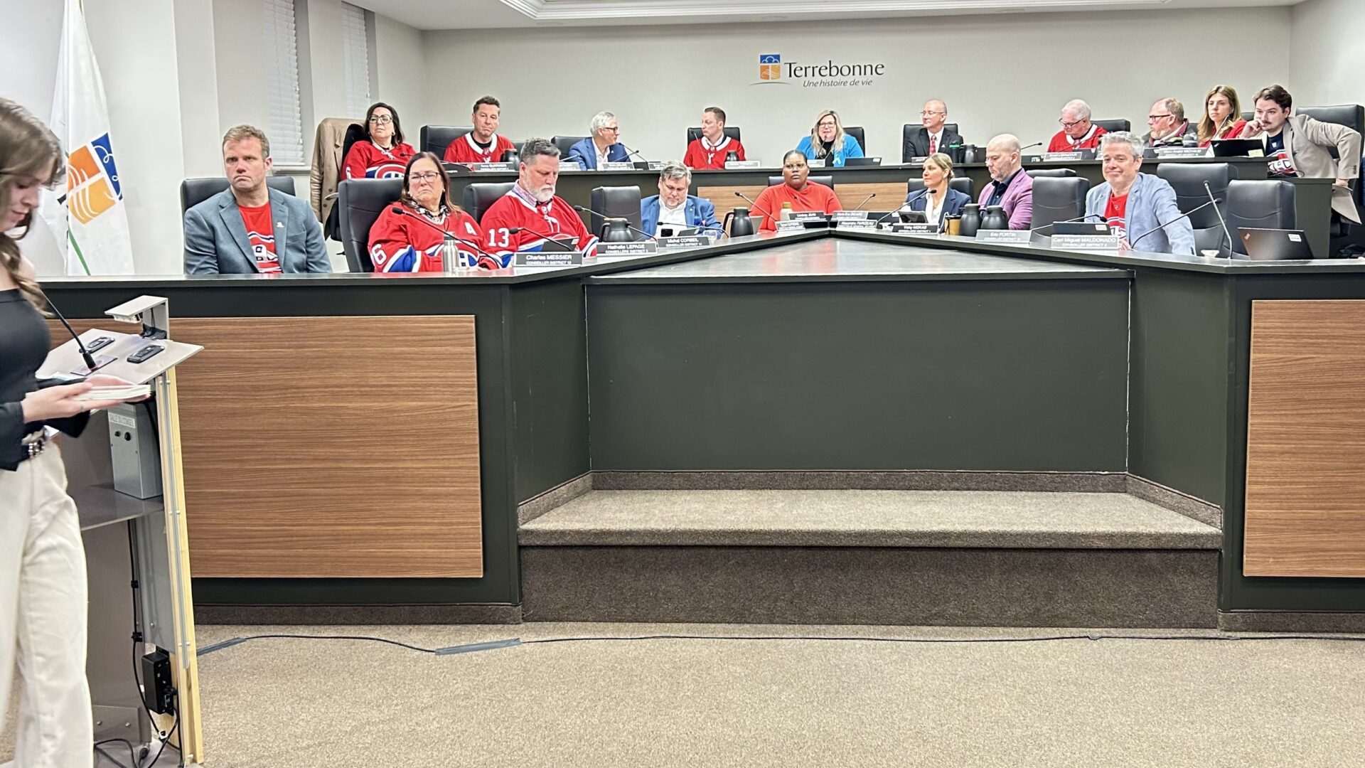 Photo Médialo – Sabrina Quesnel-Bolduc. Période de questions du 21 avril à l’édifice Louis-Lepage, sur la rue Saint-Pierre 