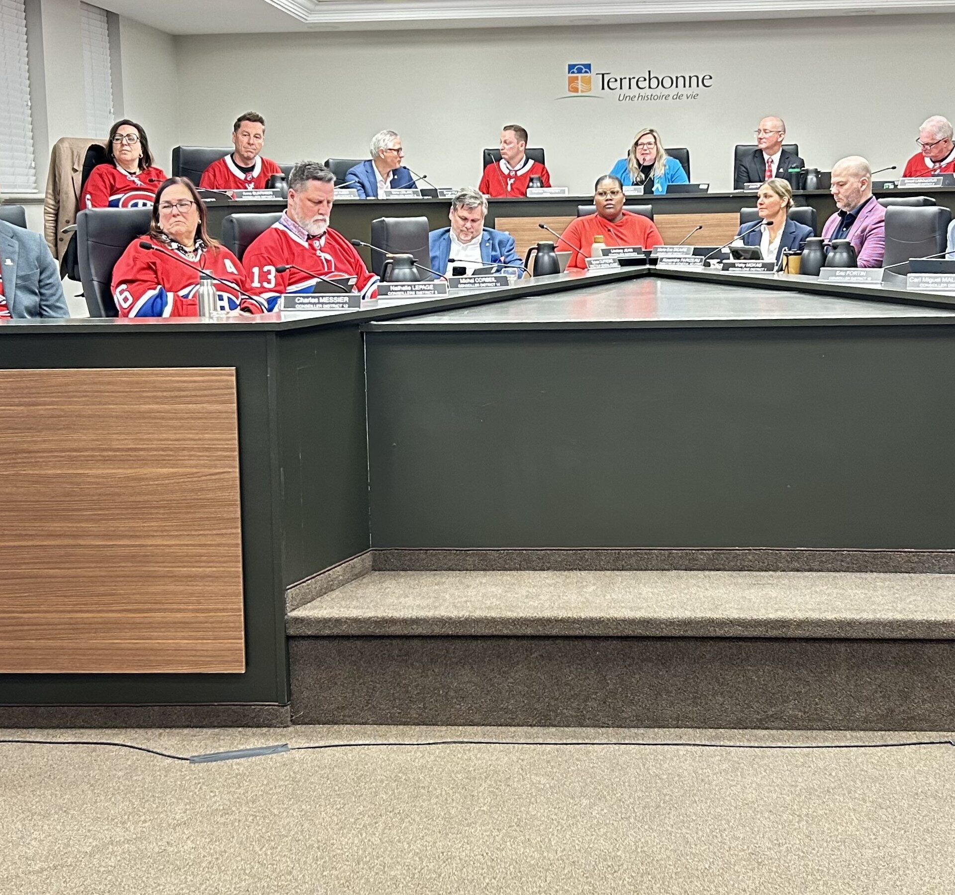 Photo Médialo – Sabrina Quesnel-Bolduc. Période de questions du 21 avril à l’édifice Louis-Lepage, sur la rue Saint-Pierre 