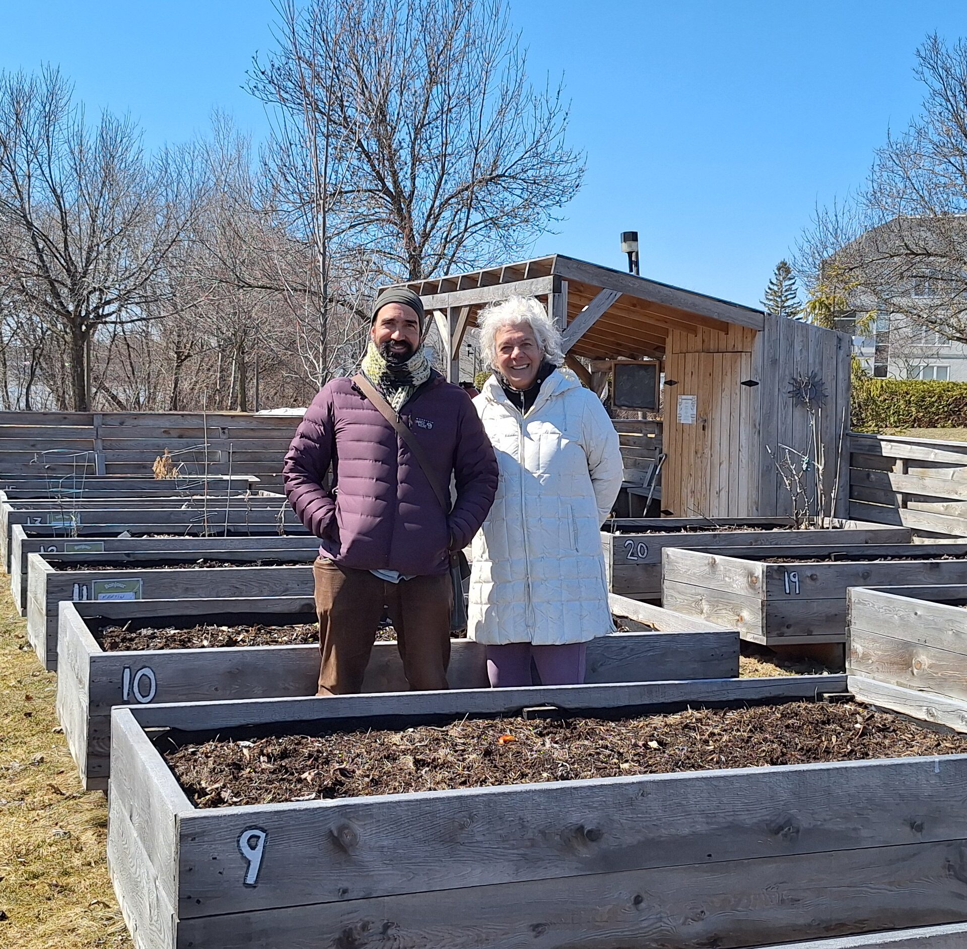 François Lavoie et Angela Montemiglio dans le jardin communautaire du parc Donat-Bélisle. Photo Médialo - Raphaël Isselet 