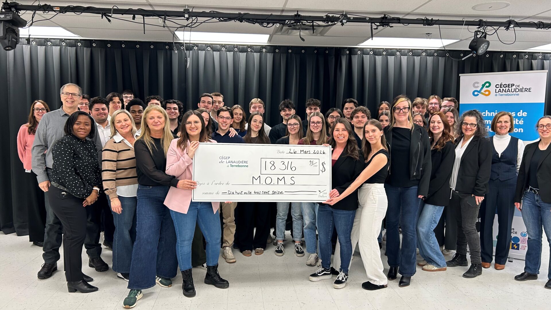 Les élèves en technique de comptabilité et gestion du Cégep de Lanaudière et l'équipe de MOMS. Photo Médialo - Sabrina Quesnel-Bolduc