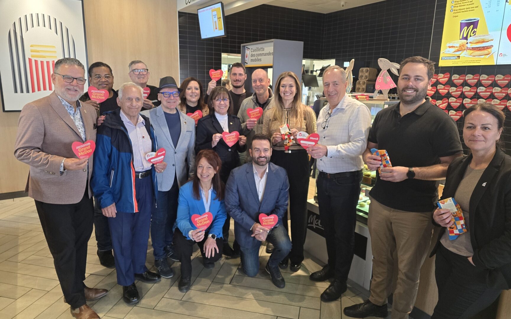 Photo gracieuseté. Bénévoles et dignitaires présents à la conférence de presse du McDonald’s Marchand sur la montée Masson 