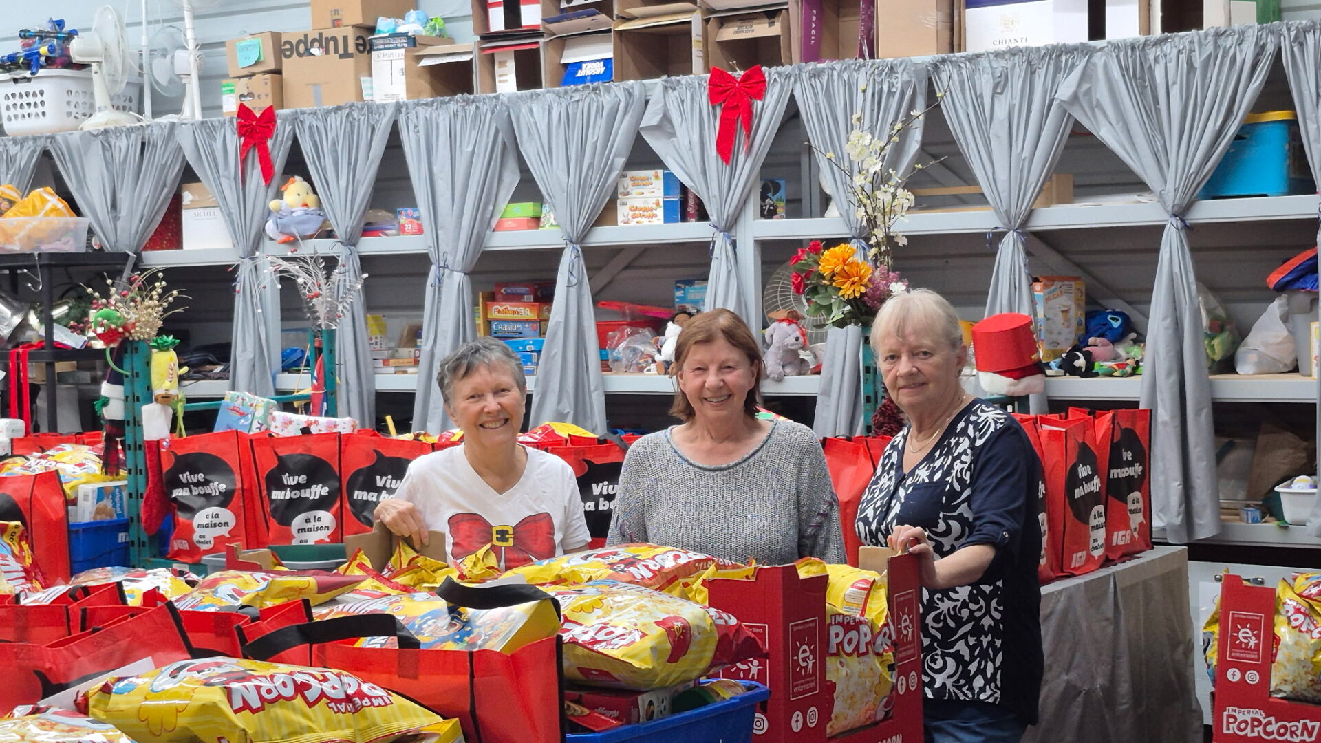 Les bénévoles lors de la distribution de paniers alimentaires. Photo gracieuseté 