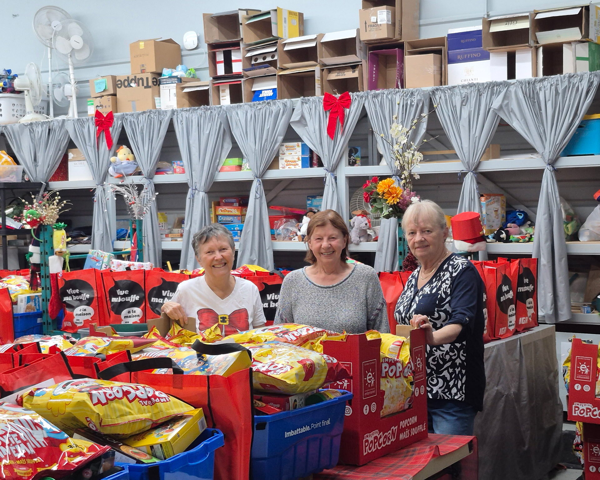 Les bénévoles lors de la distribution de paniers alimentaires. Photo gracieuseté 