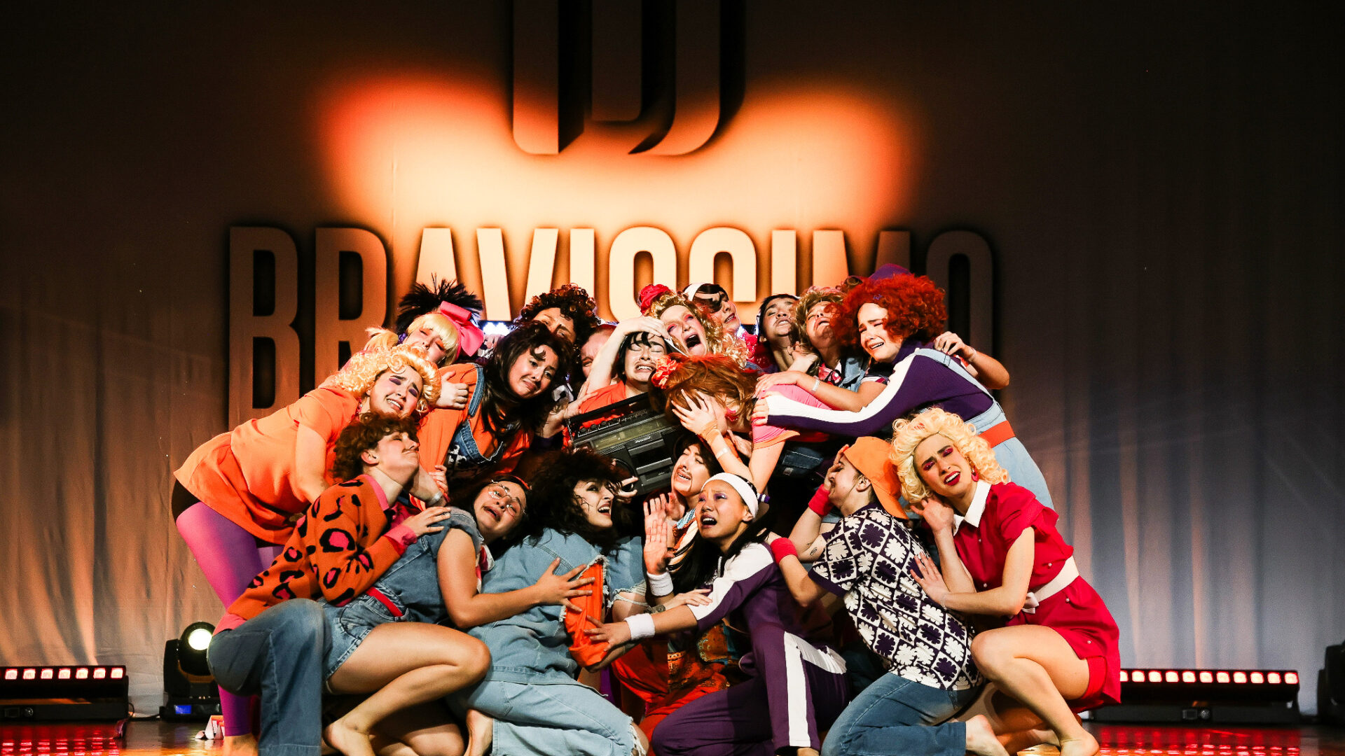 SNAP : Justine Bégin, Alyssia Smith, Mélodie Chartrand, Laurie St-Arnaud, Noémy Bruneau, Carolane Lalonde, Audrey Lalonde, Ann-Taylor Médé, Elie Turcot, Laurianne Doucet, Rosalie Lachance, Joëlle Lachance, Yasmine Hoang, Delphine Lavoie, Florence Le-Perreault, Mia Krause, Myriam Lagacé, Judith Francoeur, Frédérique Serafini, Audrey-Anne Gaumond, Julianne Proteau, Maeva Trottier Chorégraphes : Marielle Saint-Laurent Chartrand et Julie Labossière. Crédit photo Sonia Perron 
