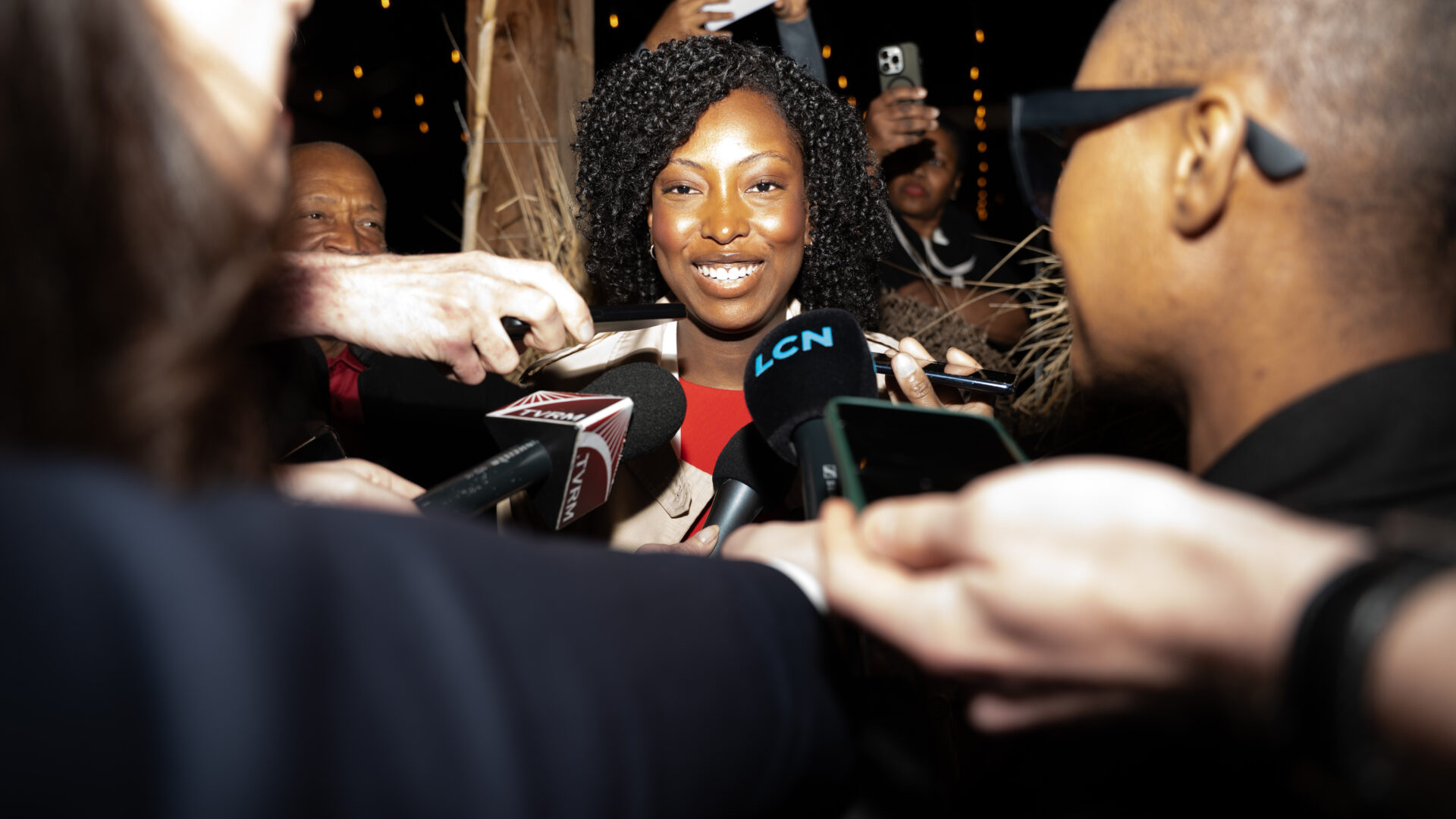 Tatiana Auguste entourée de journalistes quelques minutes après sa victoire. Photo Médialo - Katia Cioca