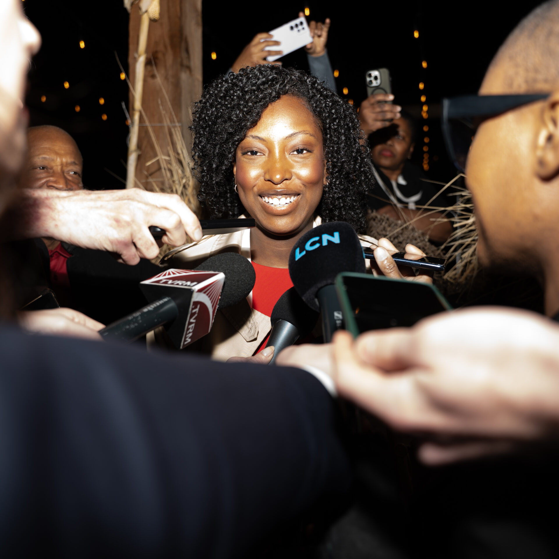 Tatiana Auguste entourée de journalistes quelques minutes après sa victoire. Photo Médialo - Katia Cioca