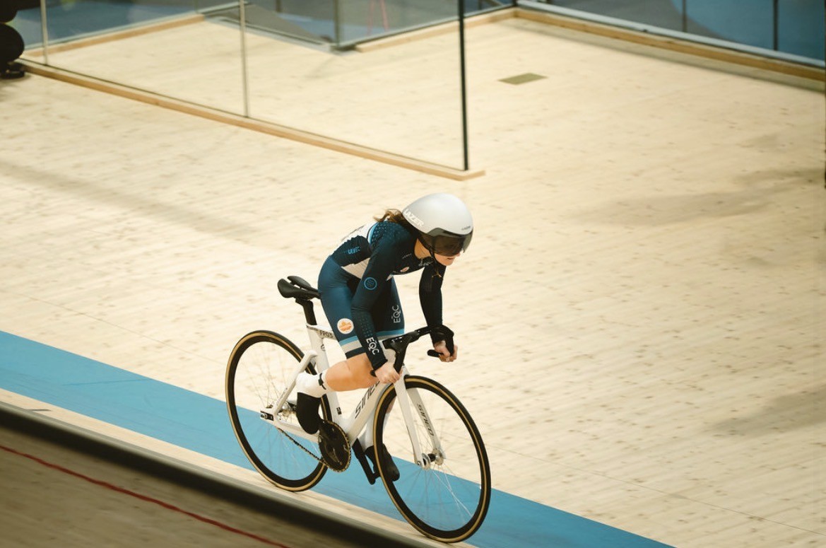 La cycliste Laurie Ouellet en action lors d'une épreuve de cyclisme sur piste. (Photo gracieuseté - Laurie Ouellet)