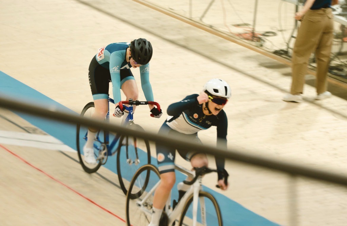 Laurie Ouellet (casque blanc) célèbre sur son vélo lors d'une épreuve de cyclisme sur piste. (Photo gracieuseté - Laurie Ouellet)