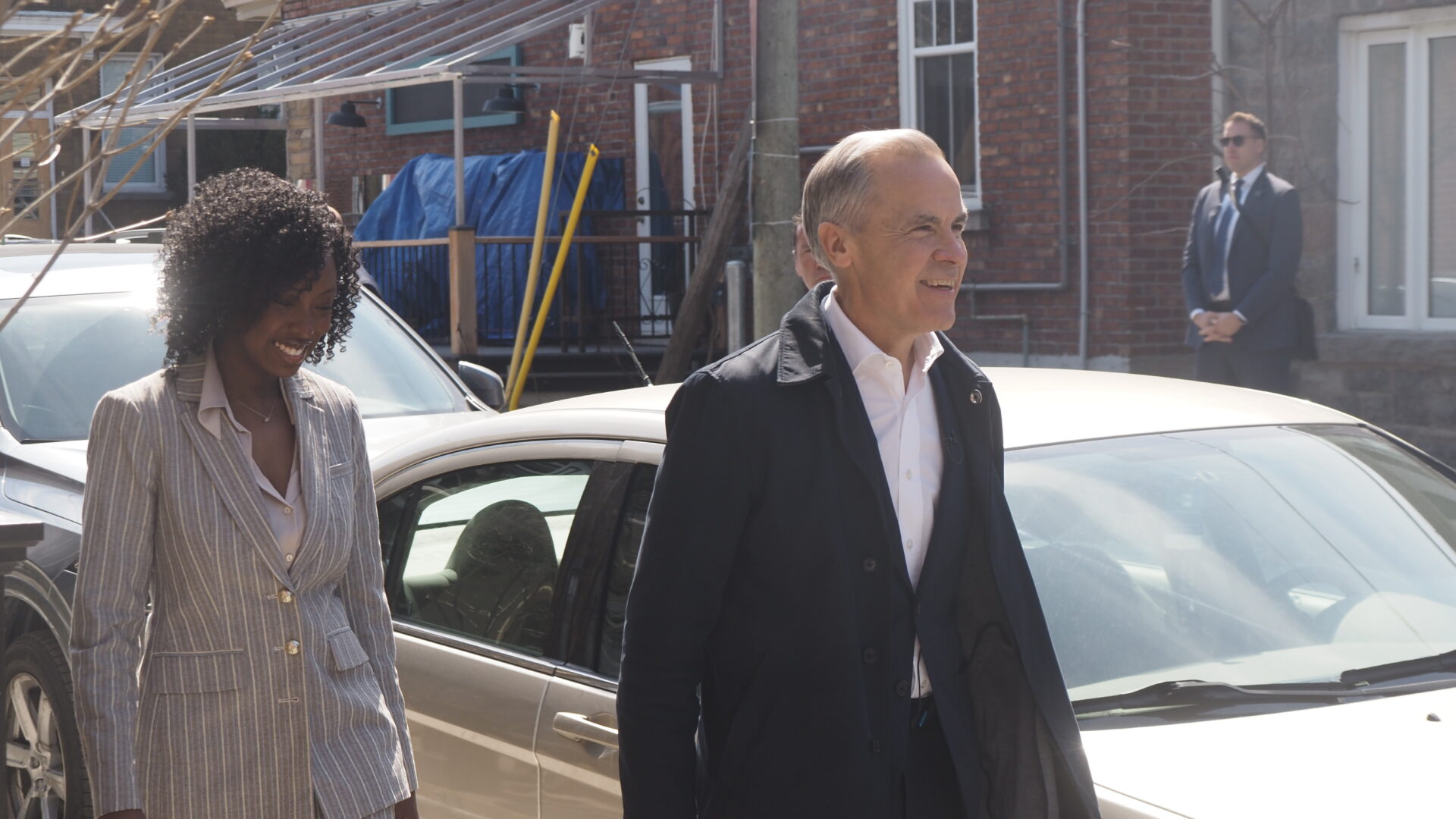 Mark Carney et Tatiana Auguste dans le Vieux-Terrebonne le 9 avril 2026. (Photo Médialo - Katia Cioce)
