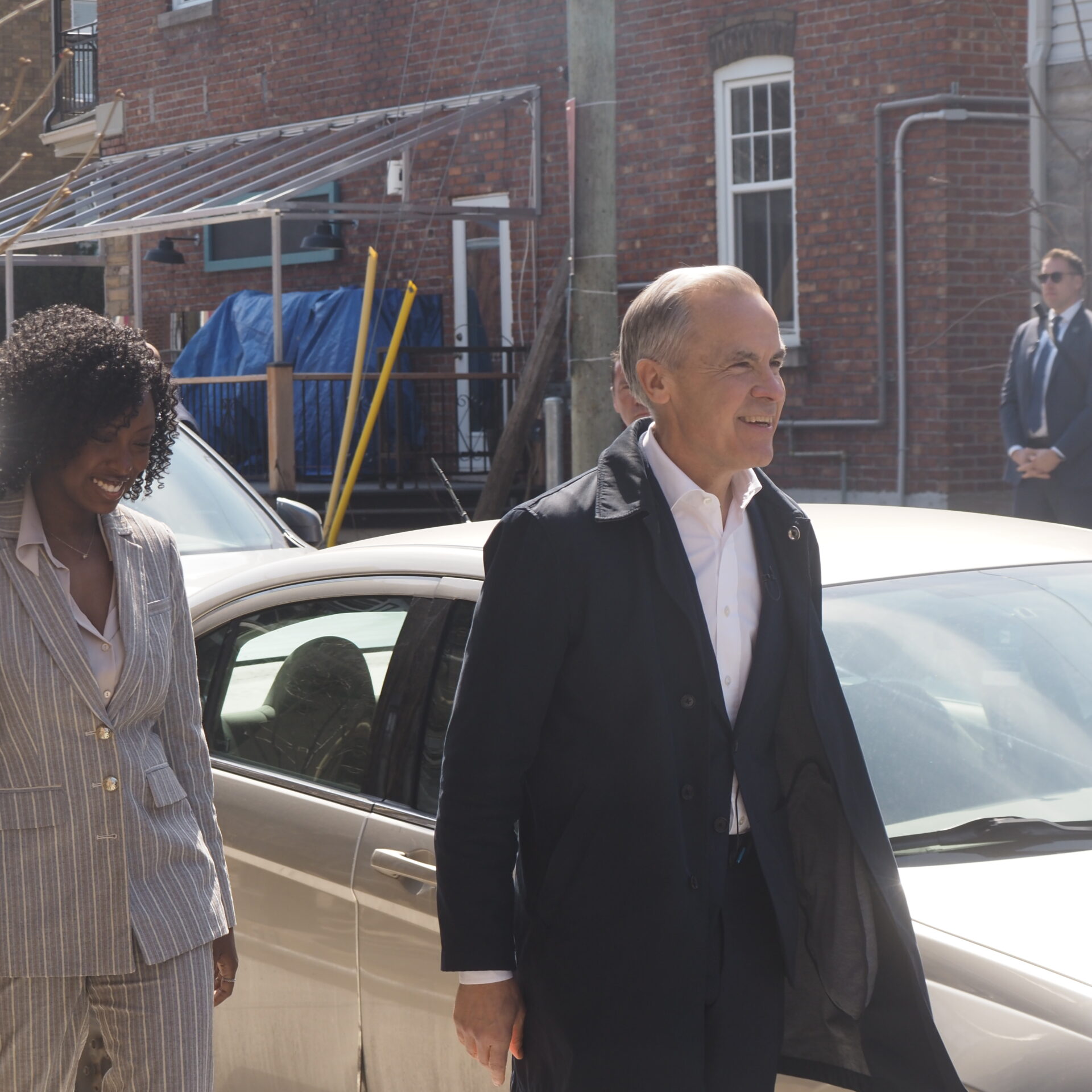 Mark Carney et Tatiana Auguste dans le Vieux-Terrebonne le 9 avril 2026. (Photo Médialo - Katia Cioce)