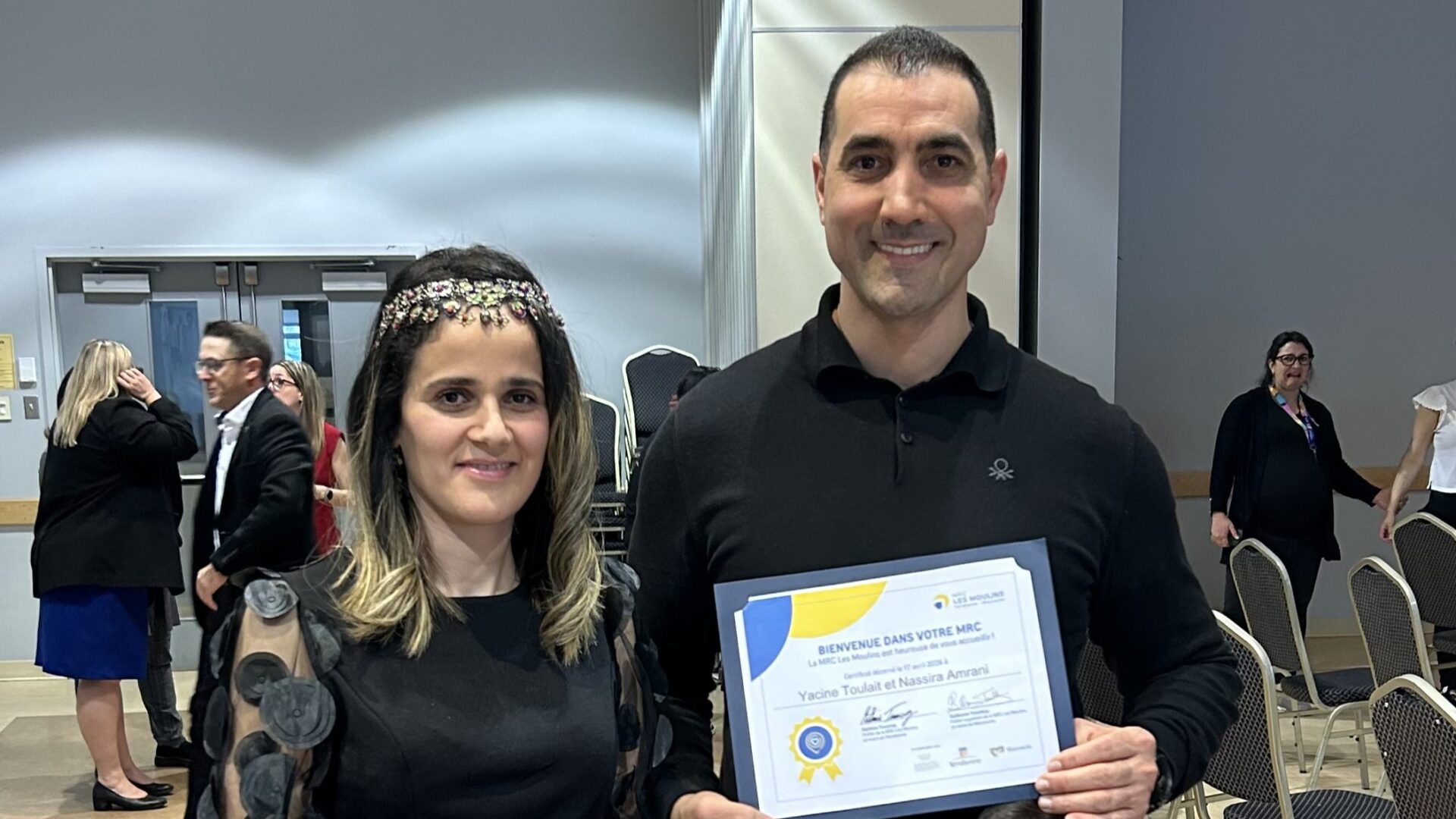 Photo Médialo – Sabrina Quesnel-Bolduc. La famille Algérienne avec leur certificat d’accueil