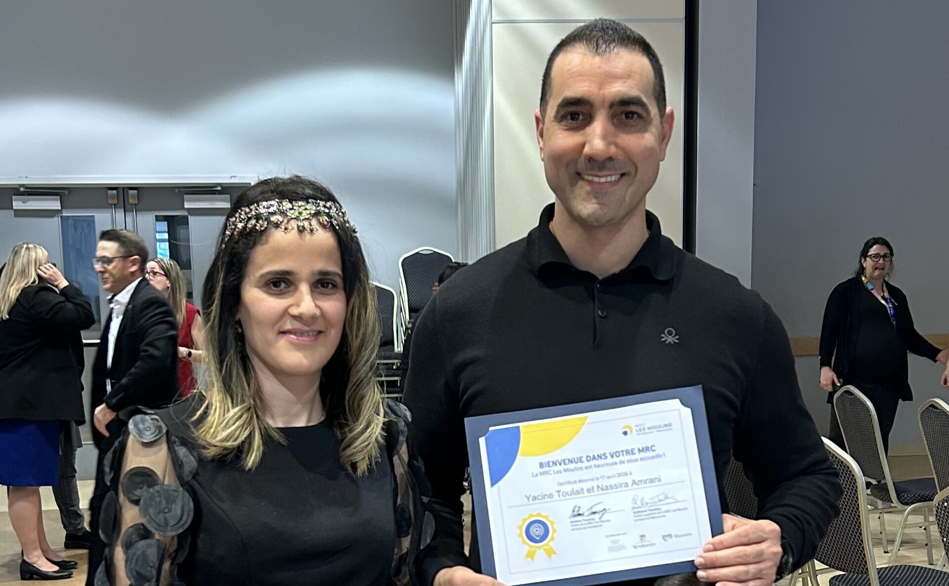 Photo Médialo – Sabrina Quesnel-Bolduc. La famille Algérienne avec leur certificat d’accueil