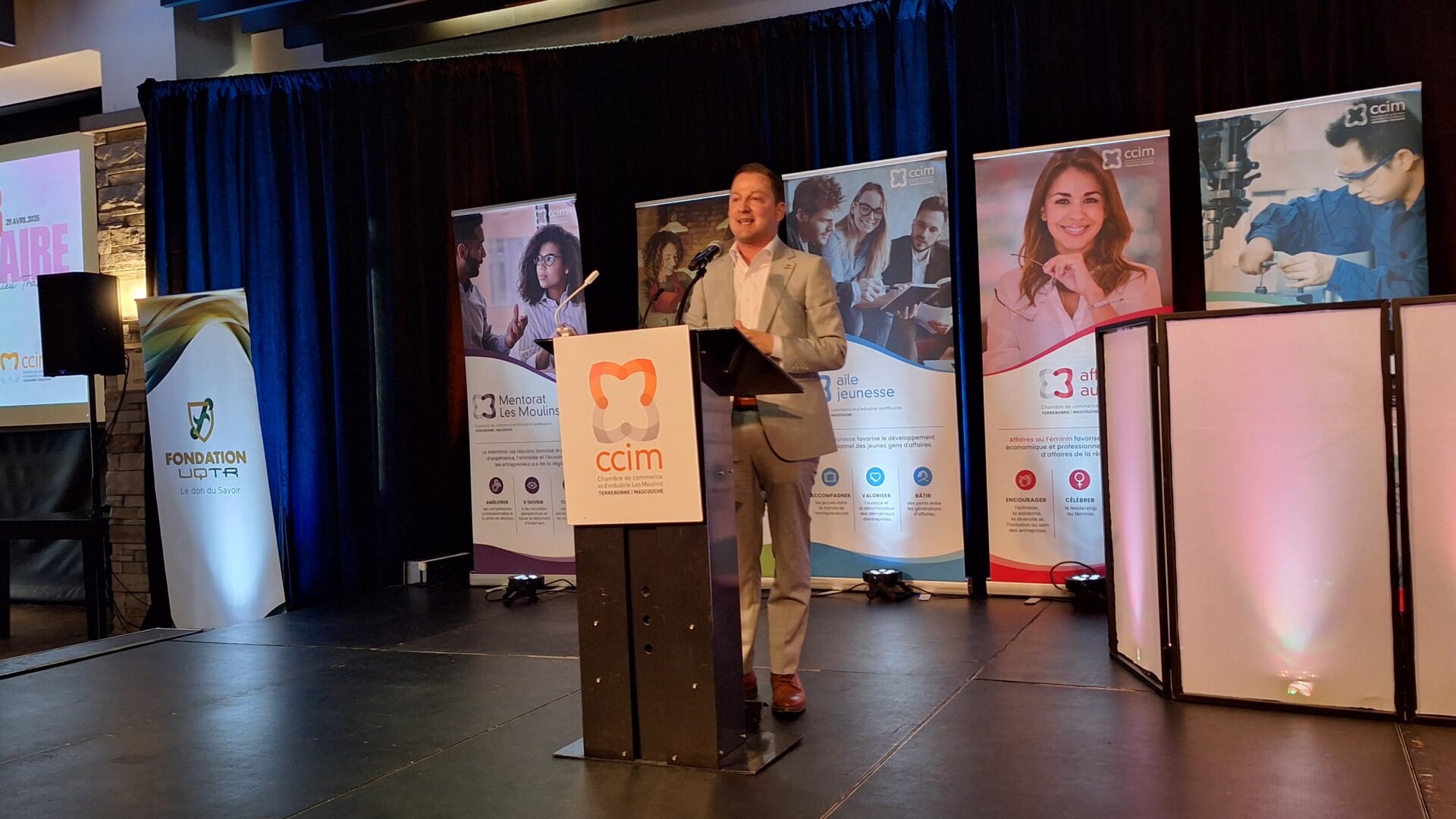 Mathieu Traversy a tenu sa conférence annuelle devant une salle comble au golf Le Mirage. (Photo Médialo - Raphaël Isselet)