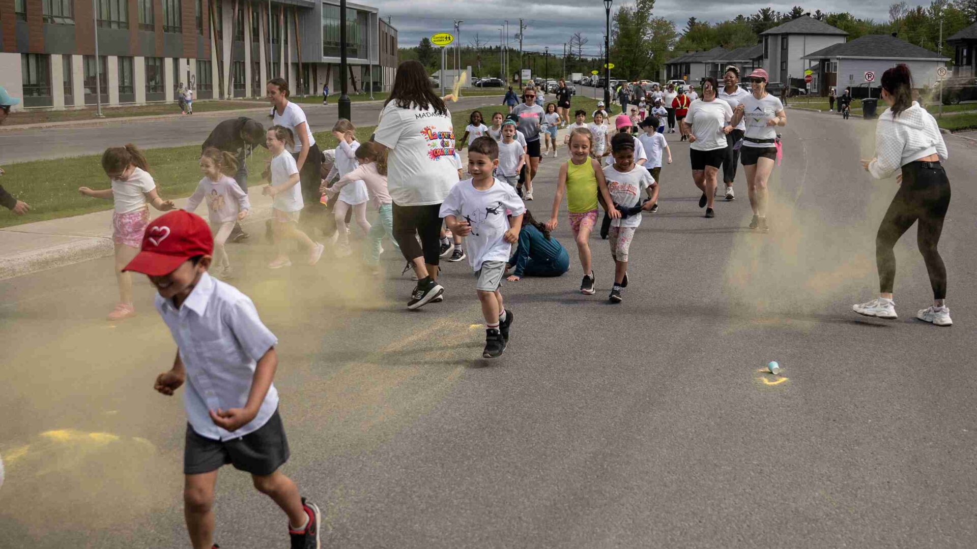Les enfants lors de la course des couleurs. Photo Médialo – Katia Cioce  