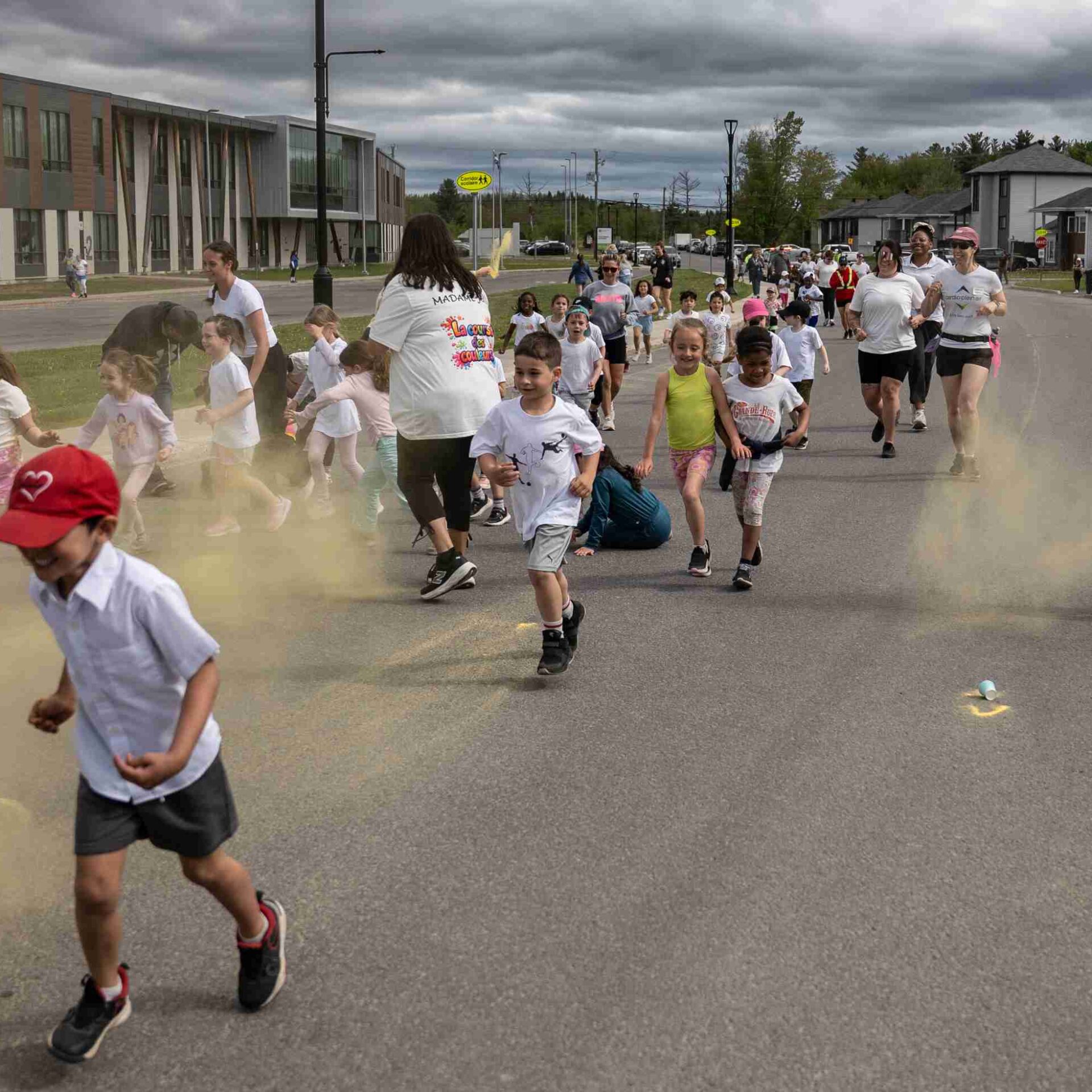 Les enfants lors de la course des couleurs. Photo Médialo – Katia Cioce  
