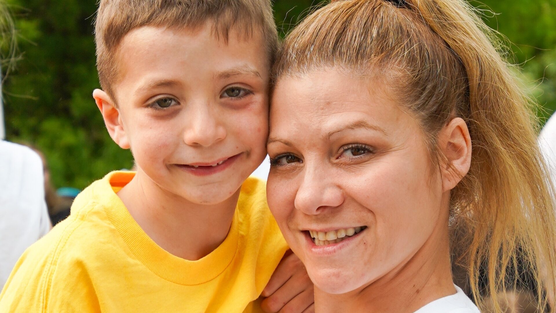 Fiers représentants des survivants d’espoir du Relais pour la vie Rive-Nord 2026, on reconnaît ici la marraine de cœur Marielle Bouffard avec sa fille Josée et le parrain de cœur, Loïc Majeau, avec sa mère Suzie Bélanger. (Photo gracieuseté)