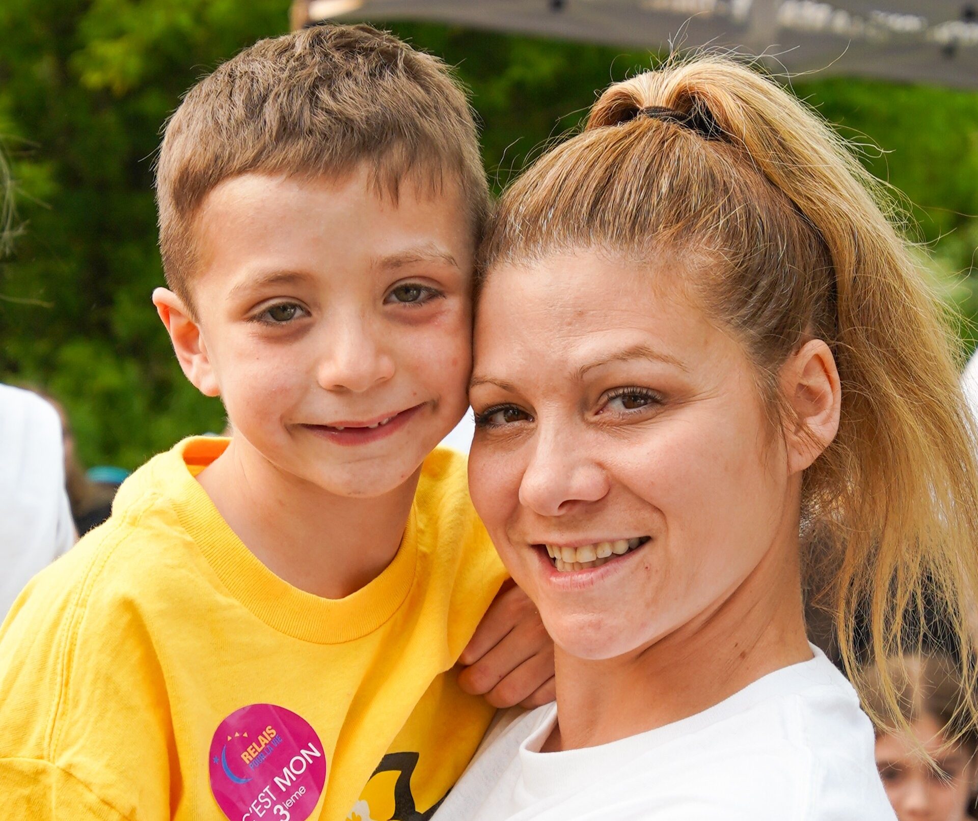 Fiers représentants des survivants d’espoir du Relais pour la vie Rive-Nord 2026, on reconnaît ici la marraine de cœur Marielle Bouffard avec sa fille Josée et le parrain de cœur, Loïc Majeau, avec sa mère Suzie Bélanger. (Photo gracieuseté)